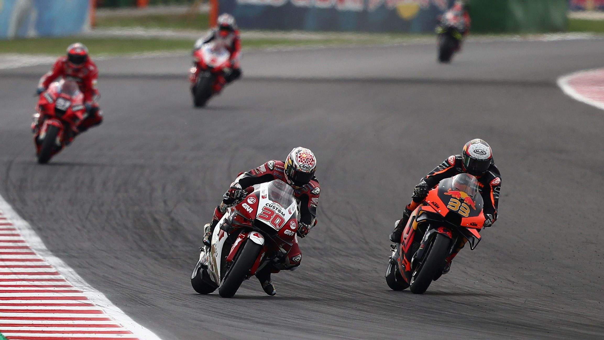 Brad Binder se lanza al interior de Takaaki Nakagami