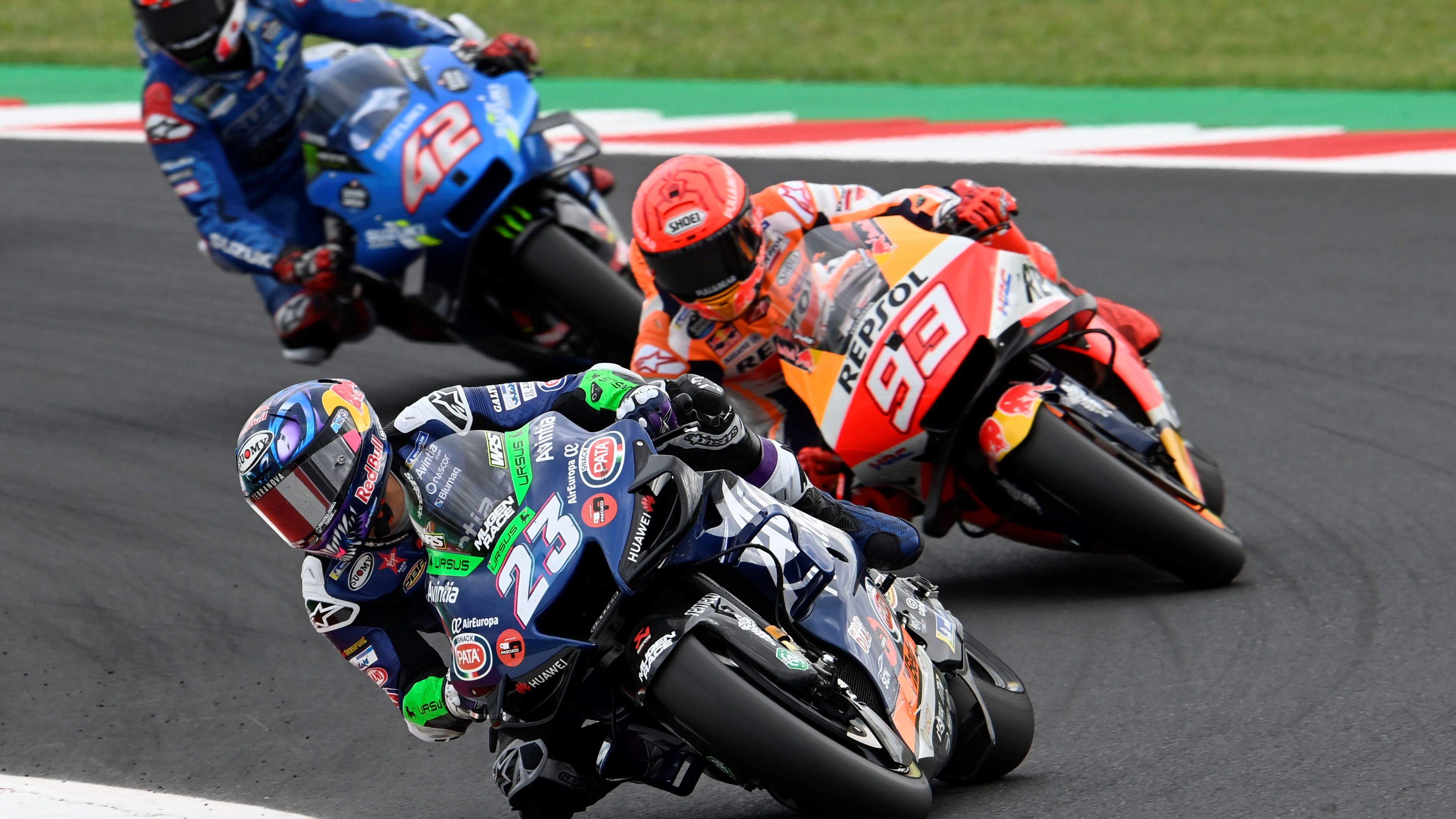 Enea Bastianini delante de Marc Márquez y Álex Rins