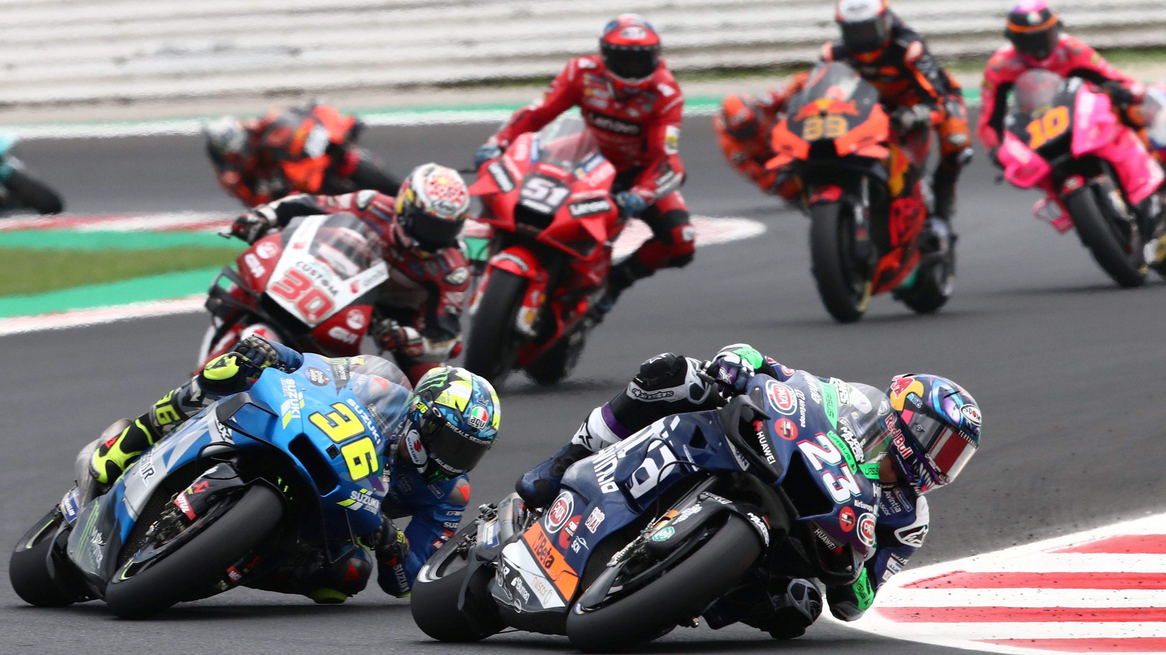 Enea Bastianini seguido por Joan Mir, Takaaki Nakagami y Michele Pirro