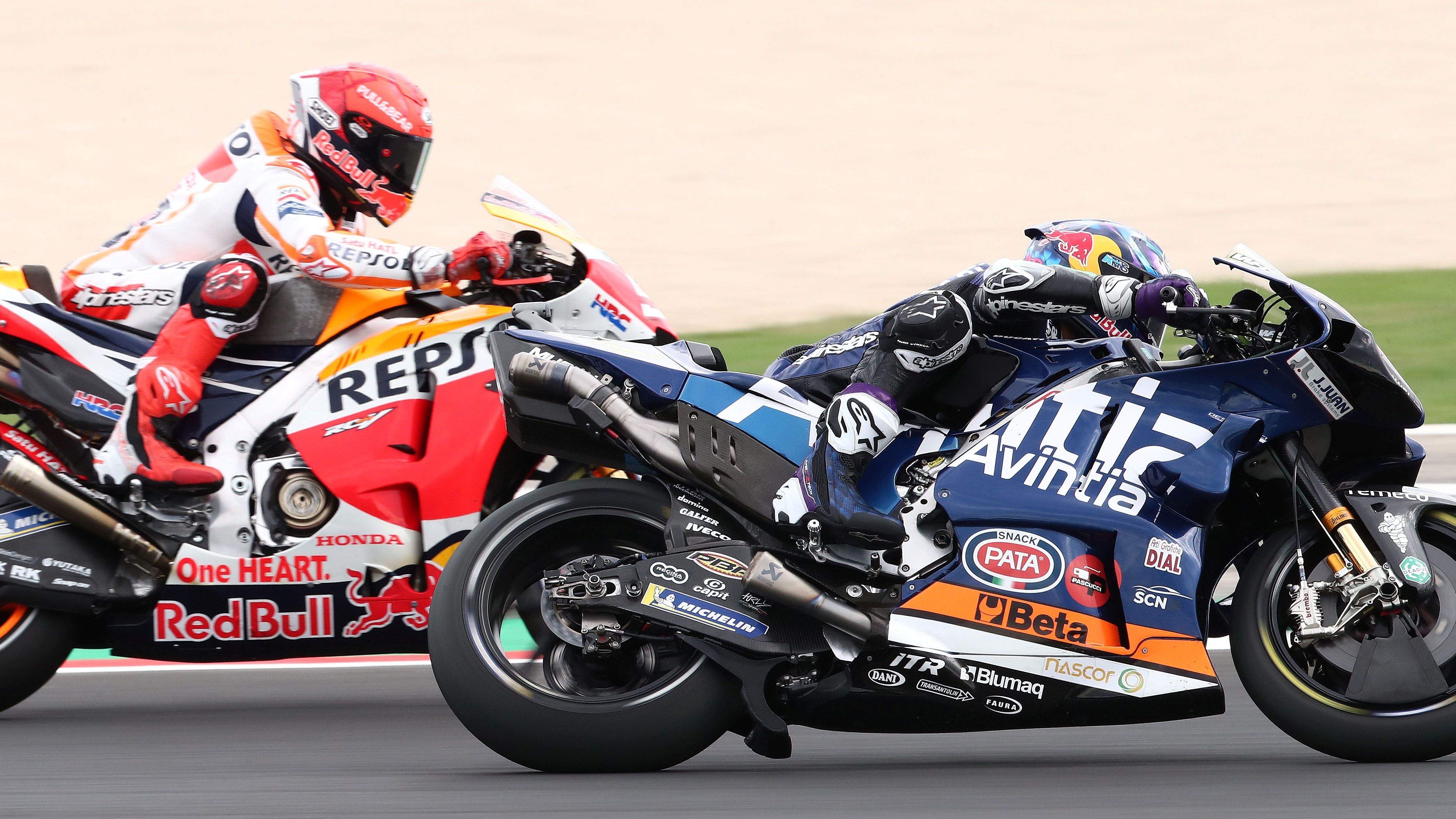 Enea Bastianini superando a Marc Márquez para subir al podio