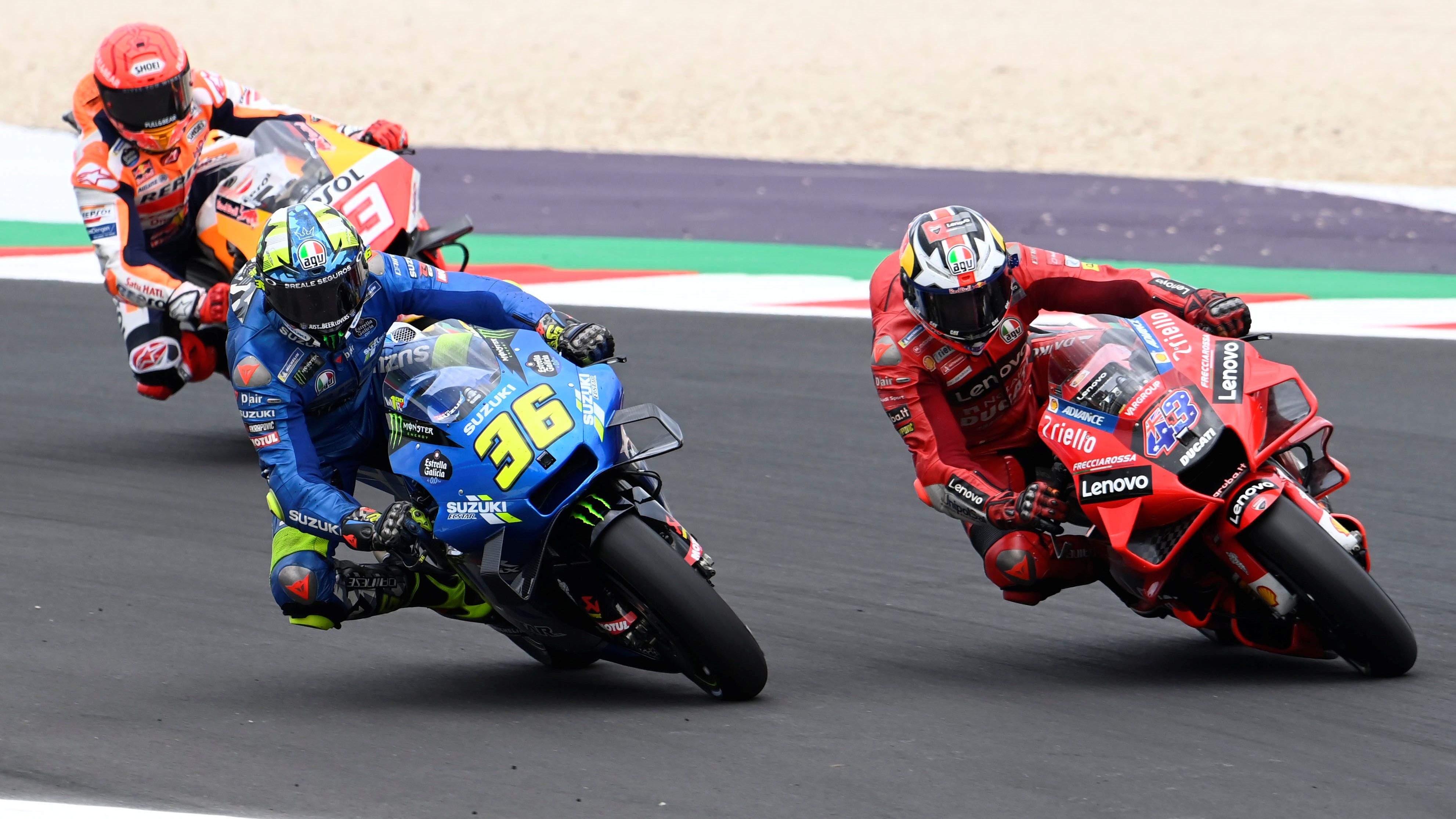 Joan Mir mete la moto a Jack Miller en presencia de Marc Márquez