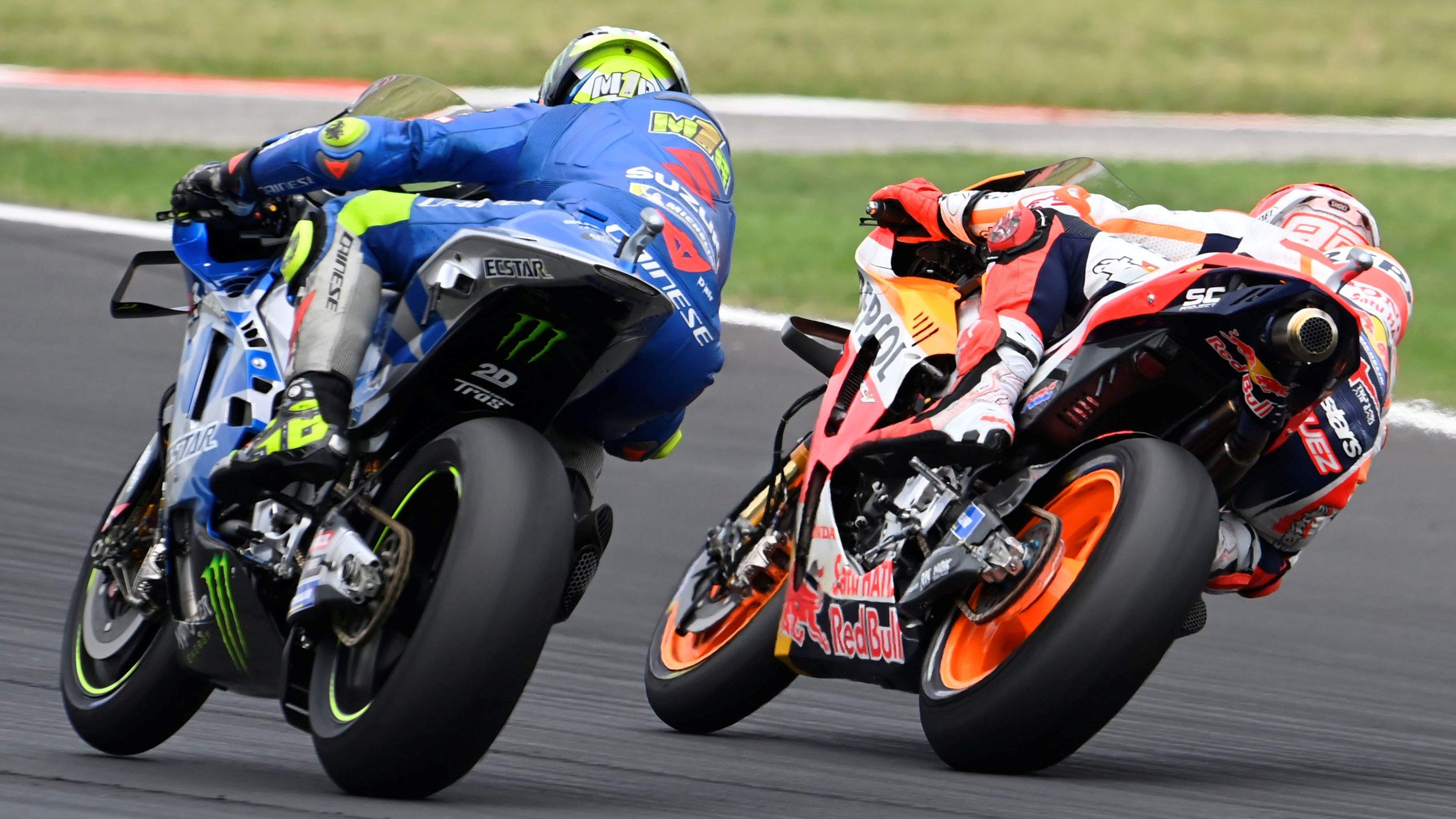 Marc Márquez se mete por el interior de Joan Mir para ganarle la posición