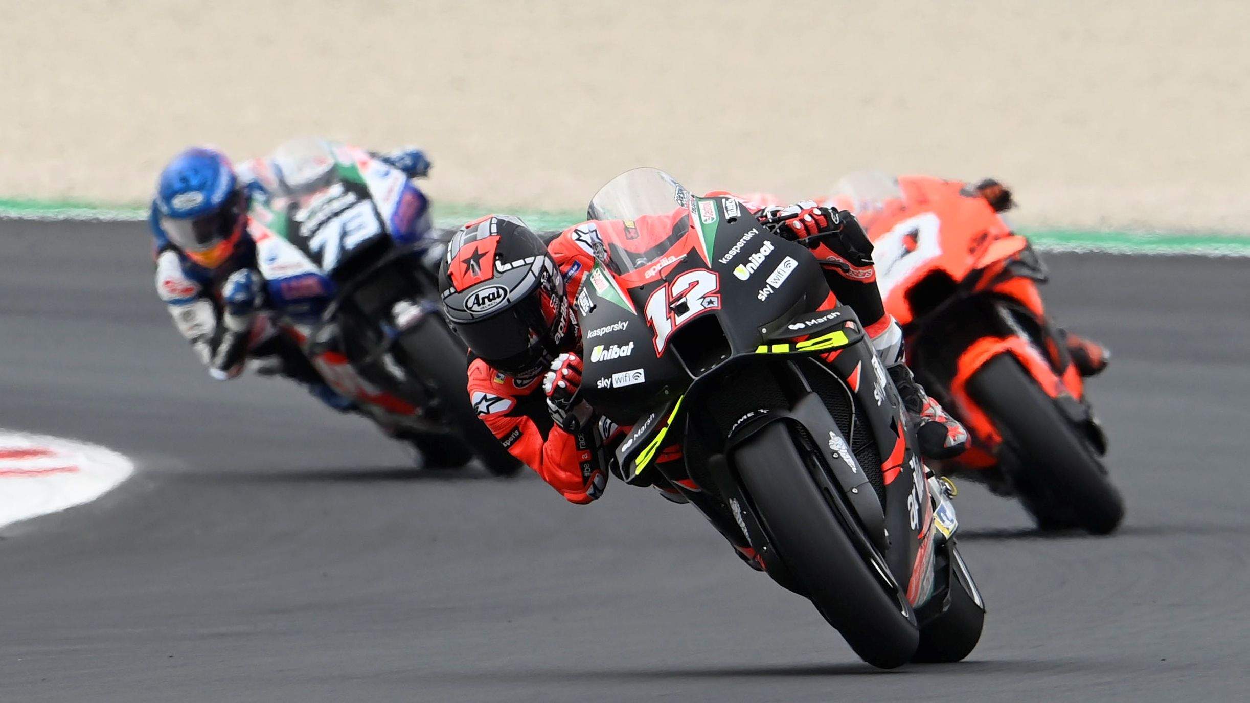 Maverick Viñales seguido por Iker Lecuona y Álex Márquez