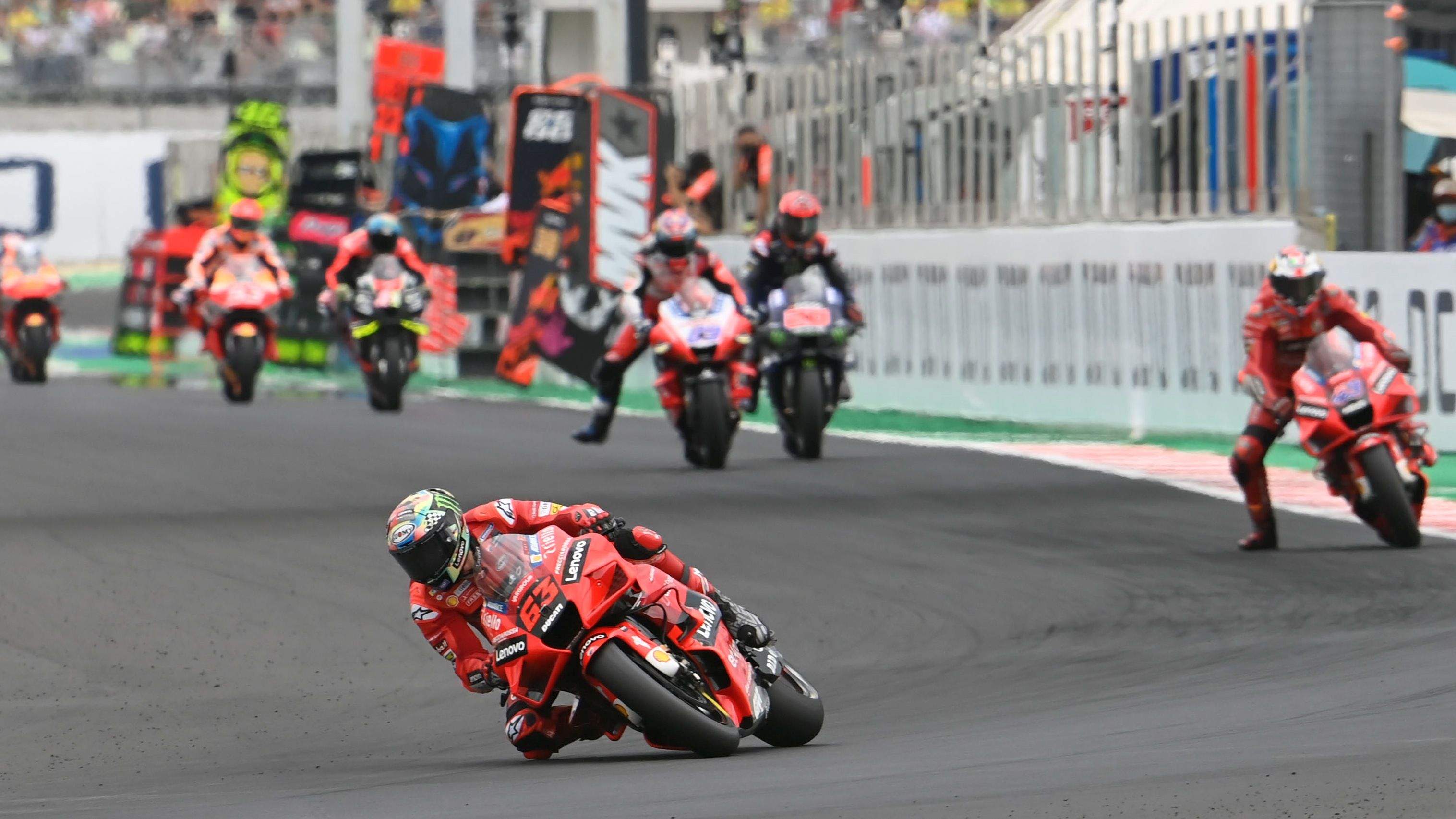 Pecco Bagnaia abre hueco desde el principio de carrera