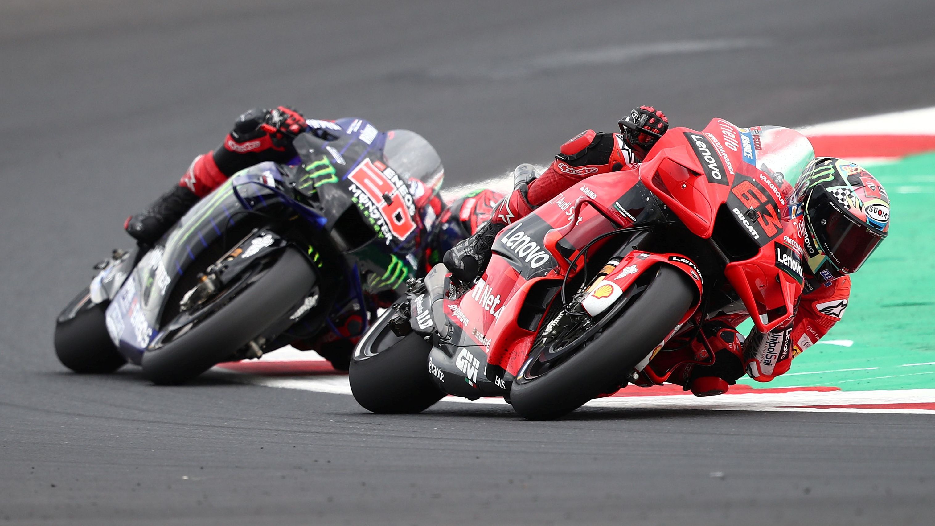 Pecco Bagnaia con Fabio Quartararo pegado en la última vuelta