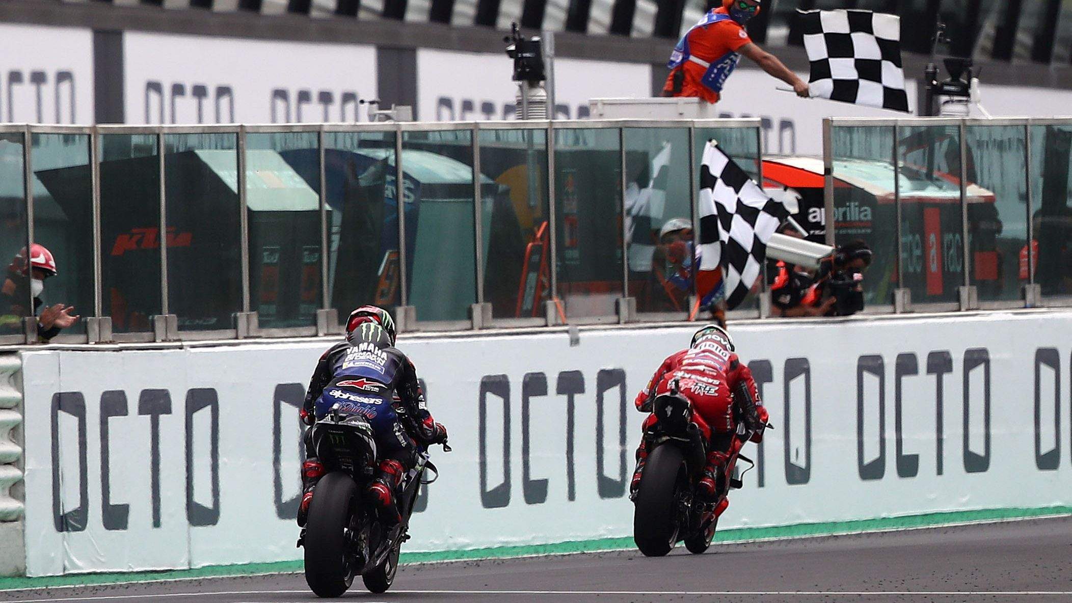 Pecco Bagnaia entra en meta por delante de Fabio Quartararo