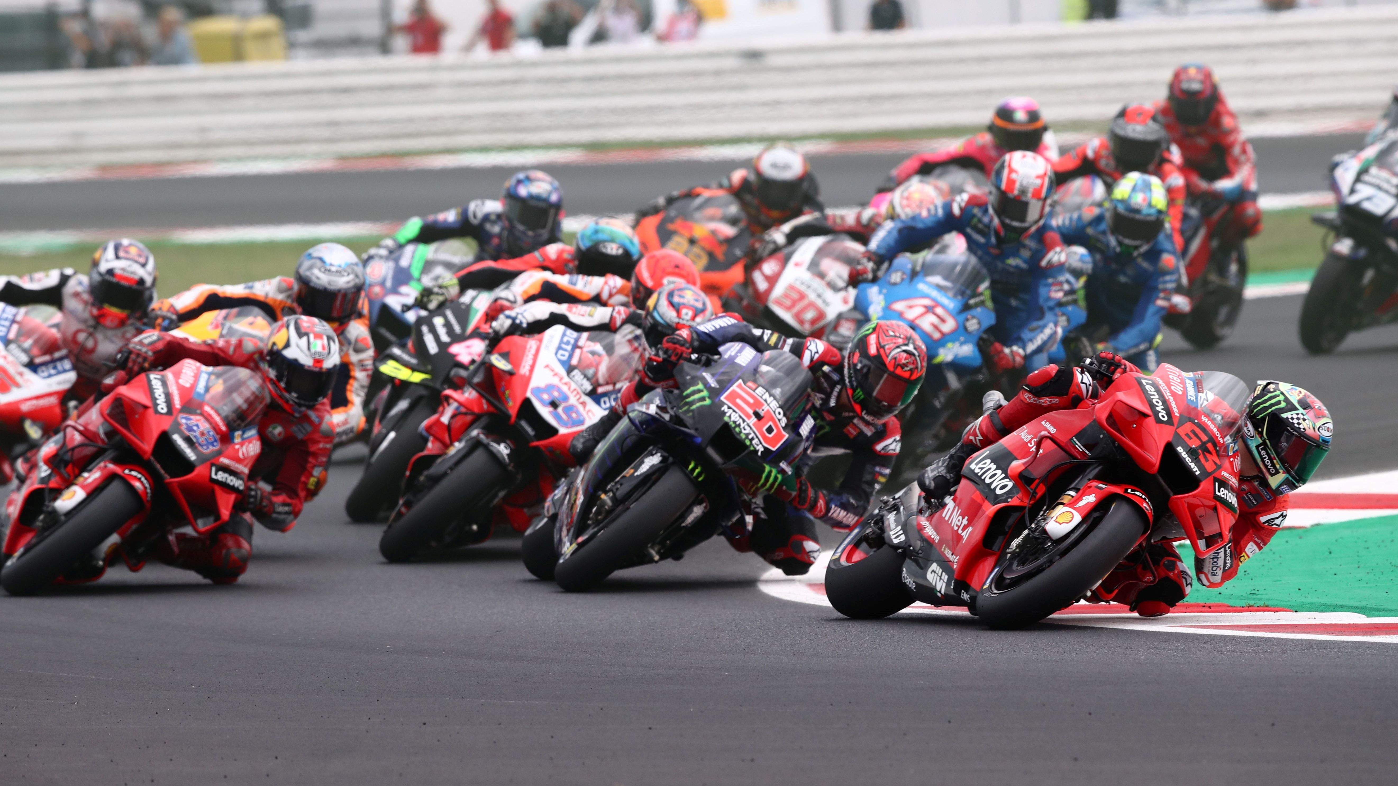 Pecco Bagnaia lidera en la salida ante Fabio Quartararo y Jack Miller