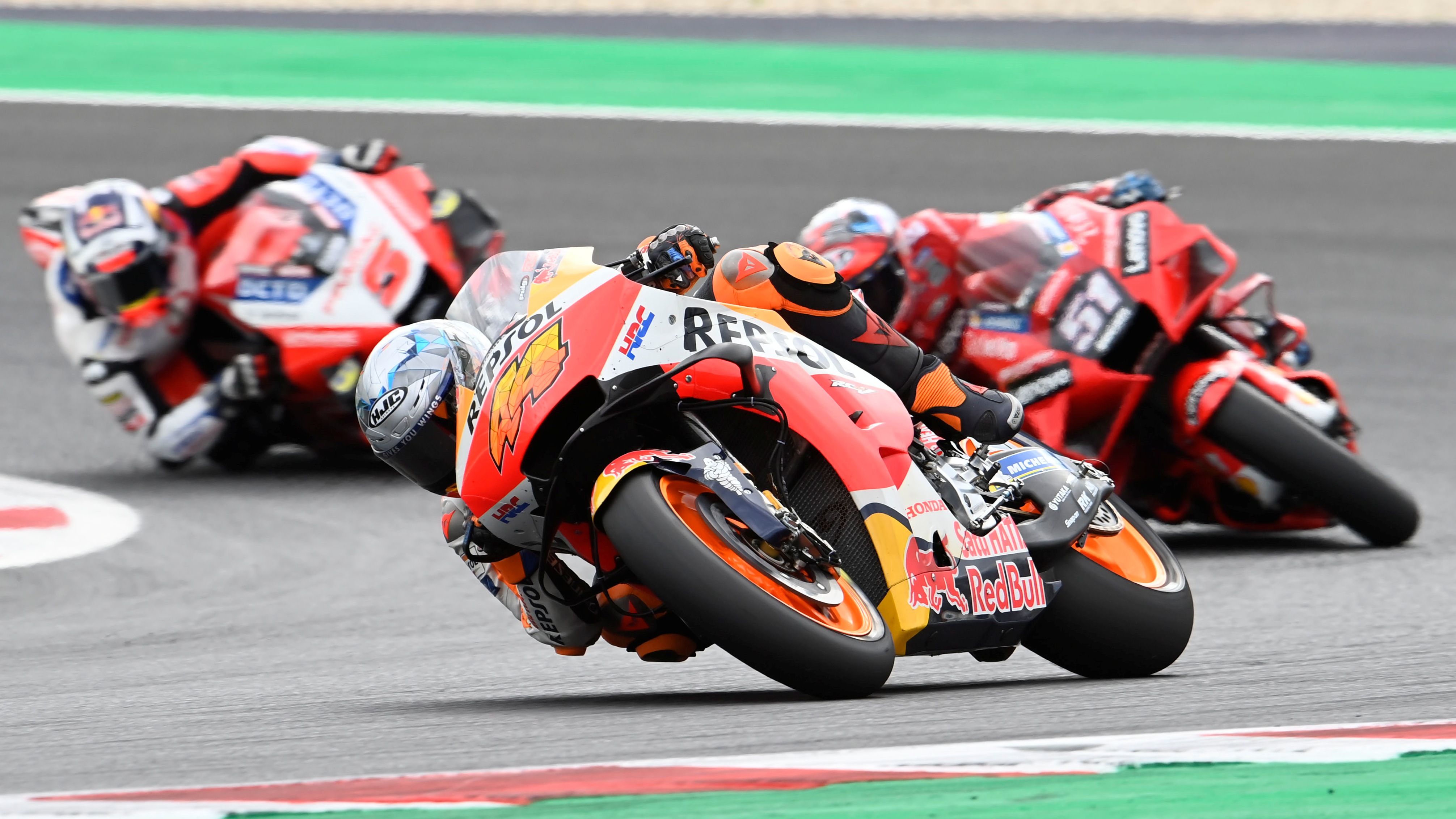 Pol Espargaró por delante de Michele Pirro y Johann Zarco en MotoGP. Fuente: Gold & Goose