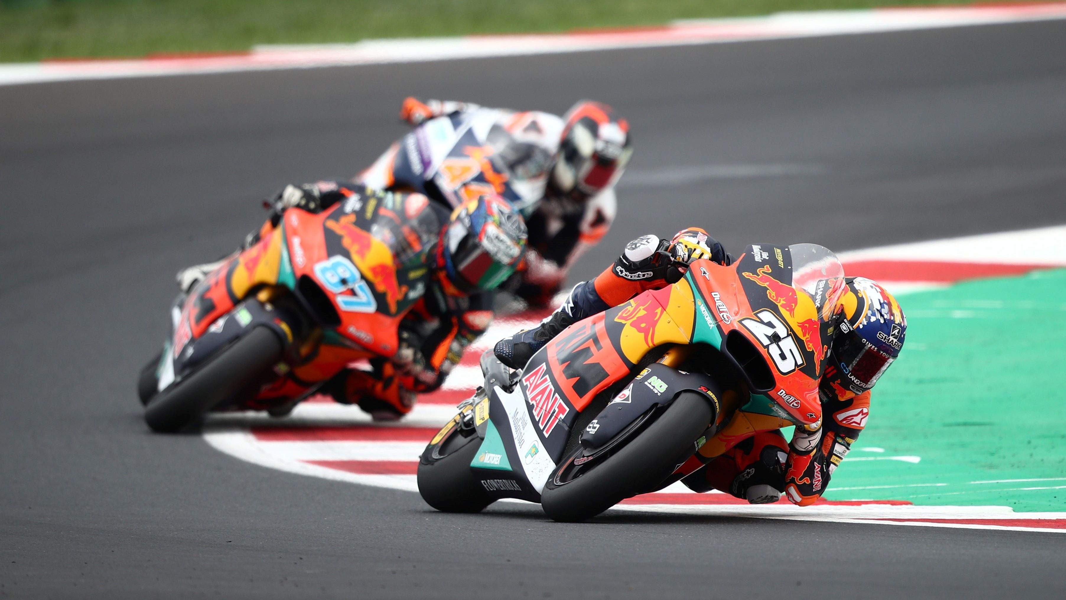 Raúl Fernández contiene a Remy Gardner y Arón Canet para ganar