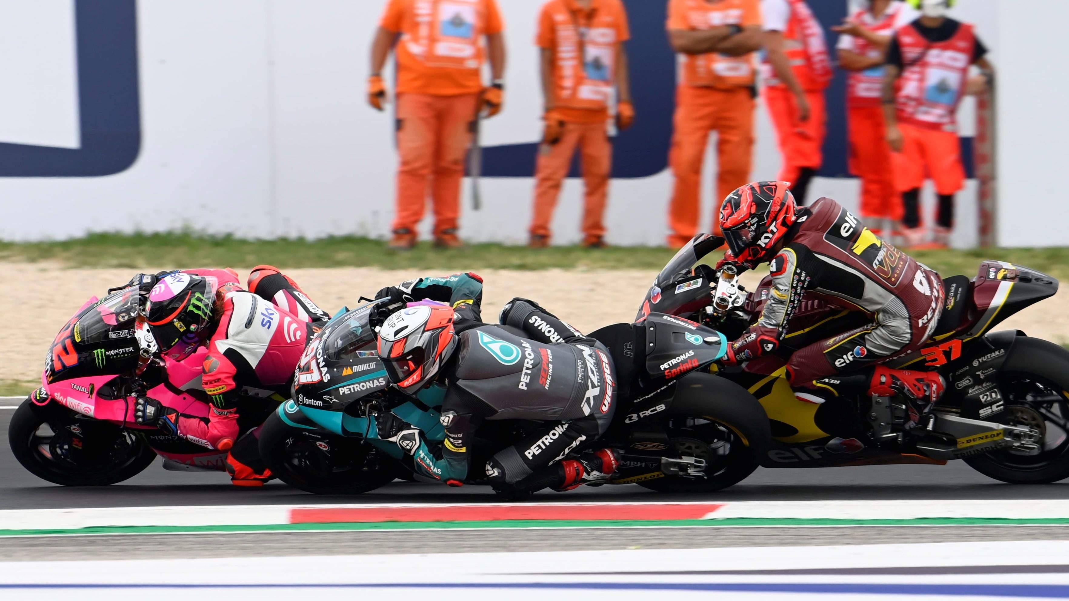 Xavi Vierge se mete por el interior a Marco Bezzecchi y Augusto Fernández