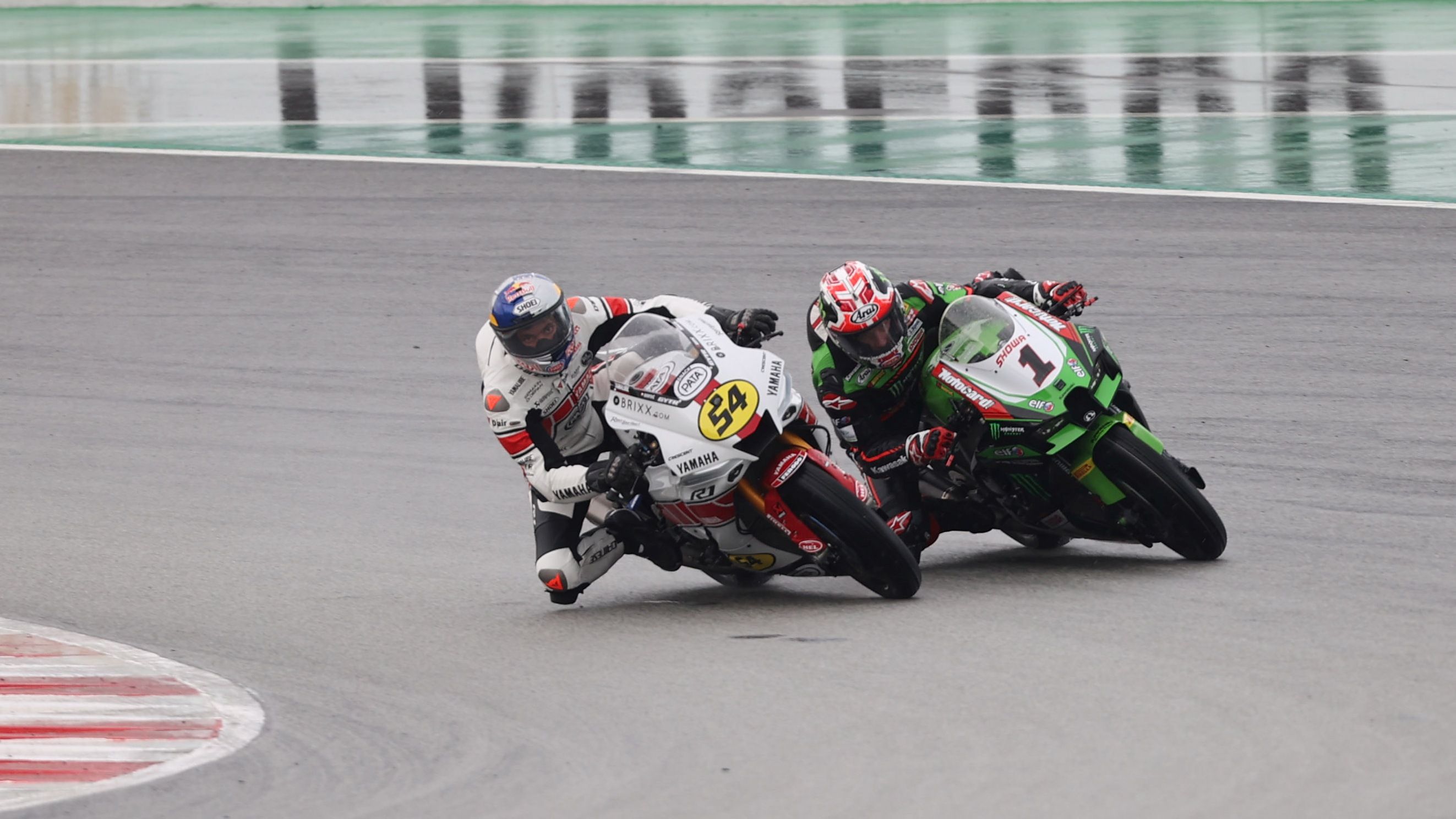 Toprak Razgatlioglu pasa a Jonathan Rea llevándole al exterior de la curva