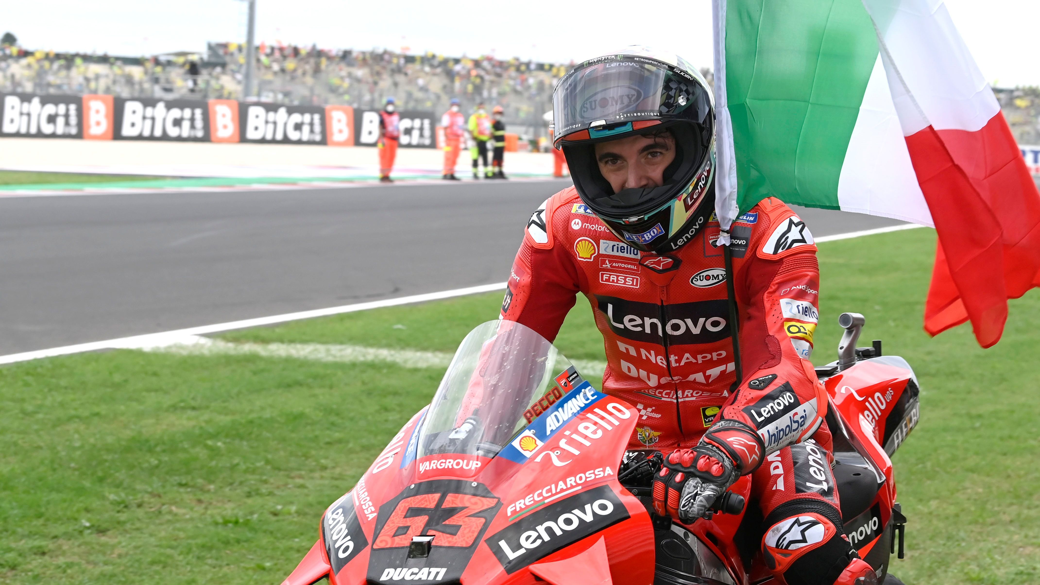 Pecco Bagnaia puso la bandera italiana en lo más alto del podio de MotoGP en San Marino