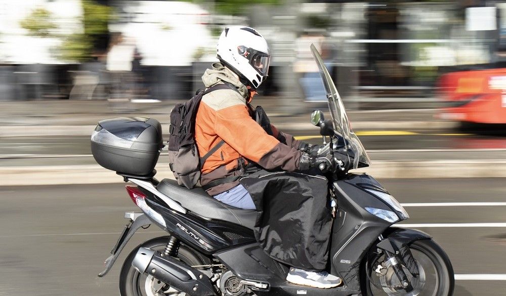 Cuando la moto tiene parabrisas, la pegatina de la ITV debe ir colocada en él. Fuente: iStock/AlexLinch