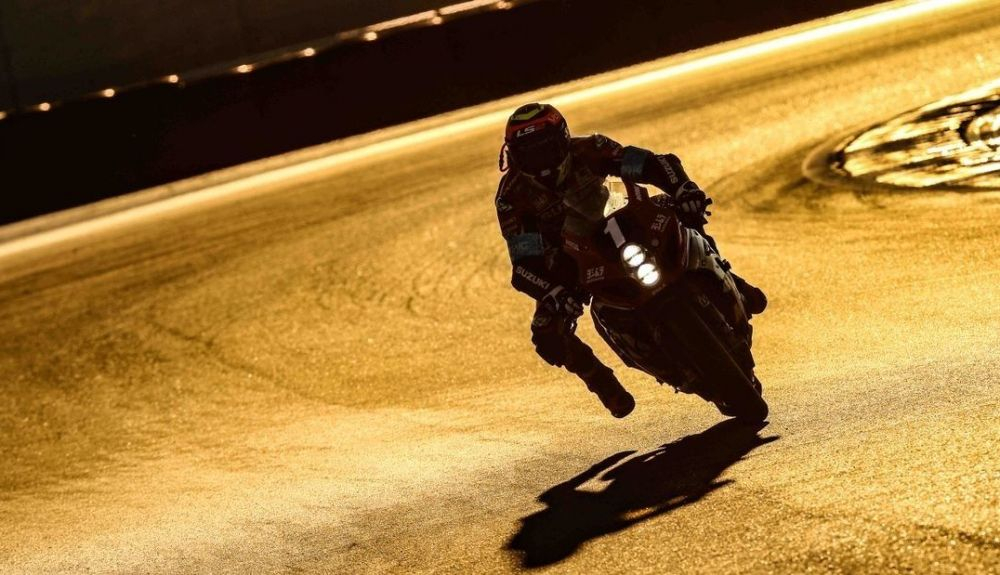 Gregg Black con la Suzuki del SERT al amanecer Gregg Black con la Suzuki del SERT al amanecer