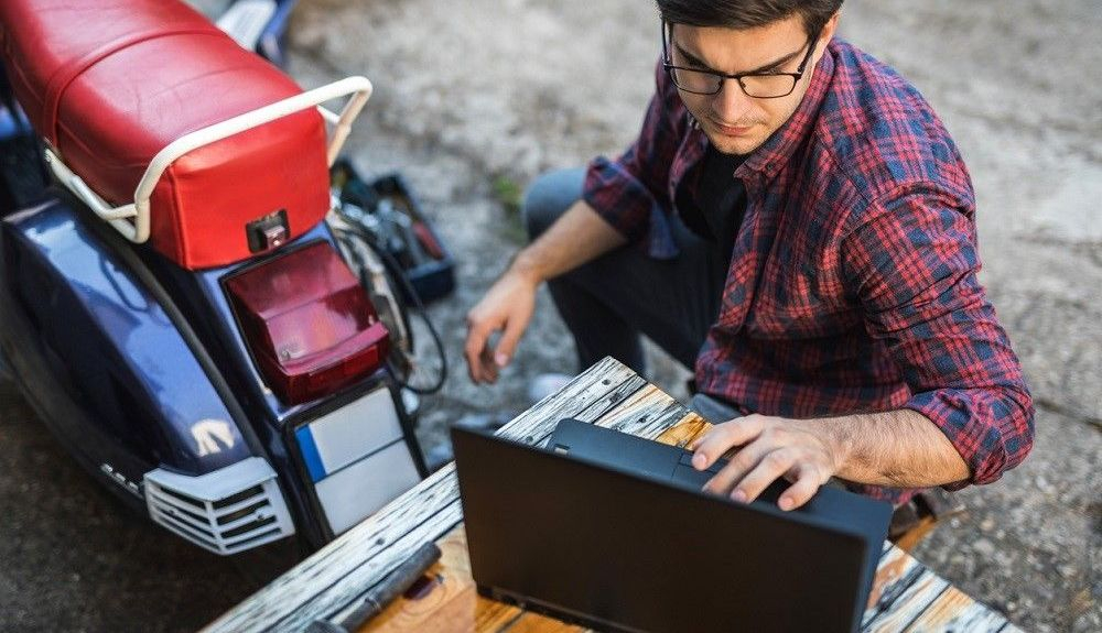 Algunos usuarios utilizan algún foro para arreglar la moto. Fuente: iStock/chabybucko Algunos usuarios utilizan algún foro para arreglar la moto. Fuente: iStock/chabybucko