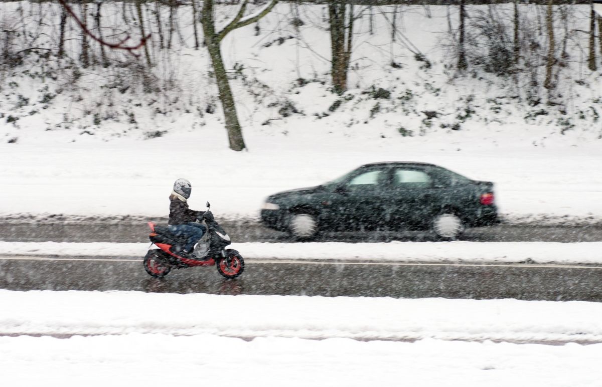 Moto en pleno invierno y a la que se le puede añadir calefacción. Fuente: iStock / middelveld