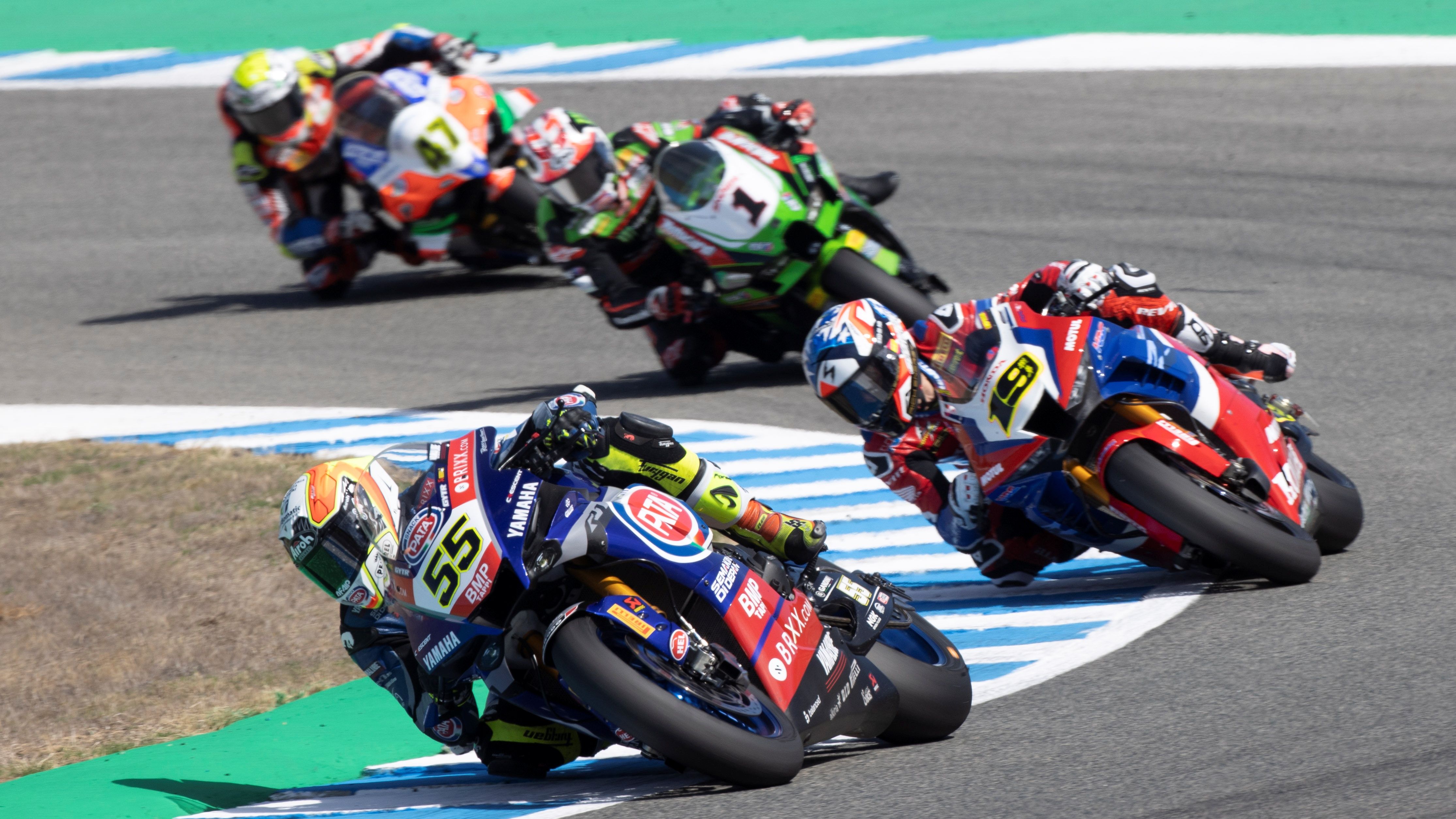 Andrea Locatelli seguido por Álvaro Bautista, Jonathan Rea y Axel Bassani