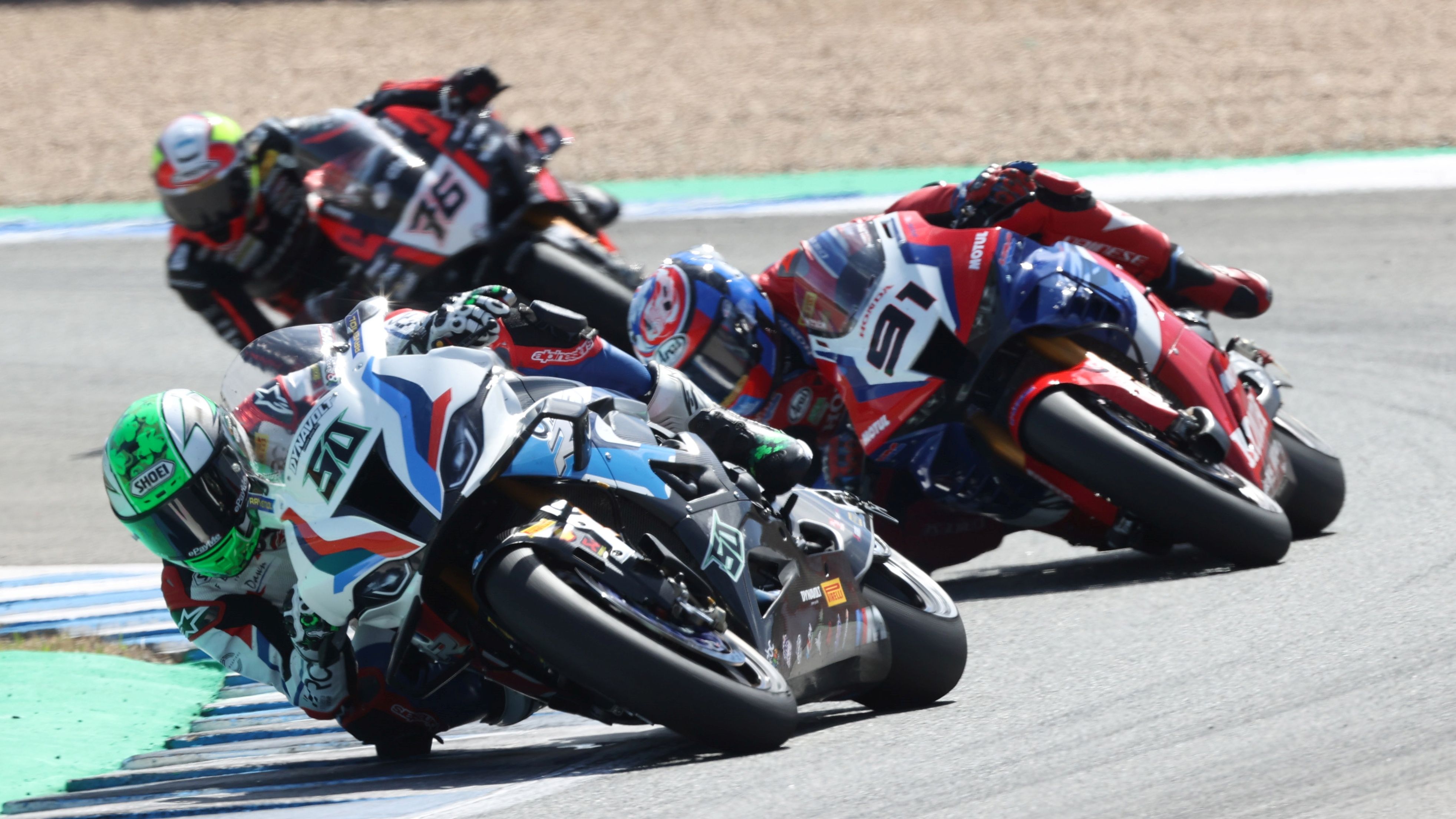 Eugene Laverty seguido por Leon Haslam y Samuele Cavalieri
