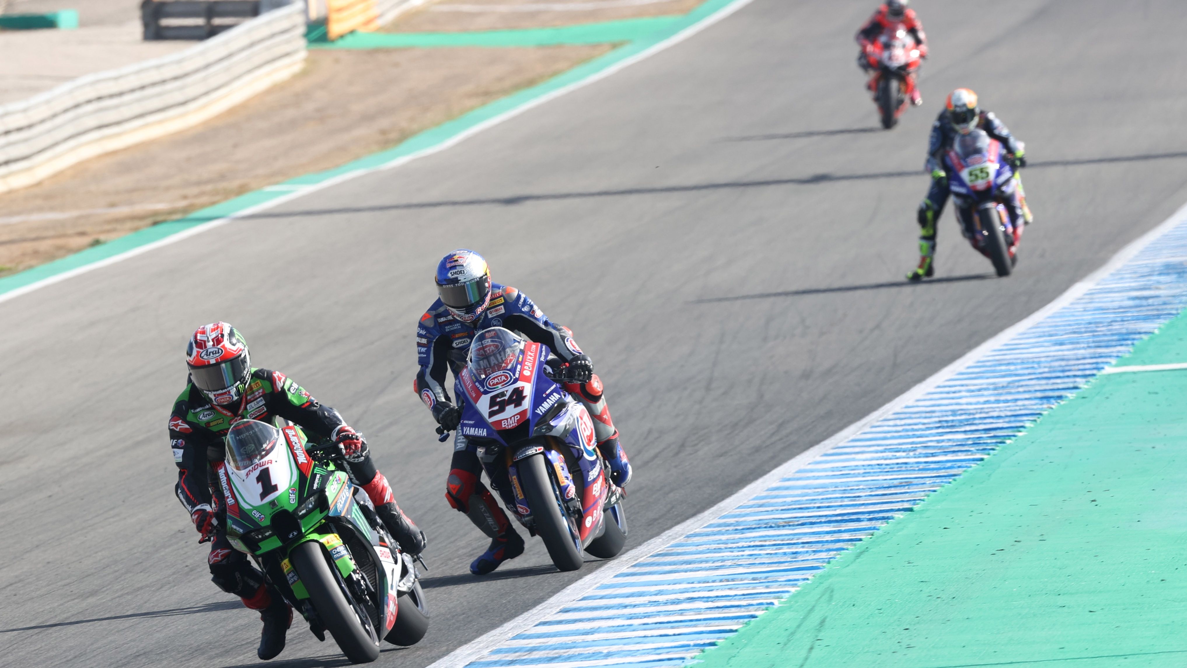 Jonathan Rea comanda delante de Toprak Razgatlioglu