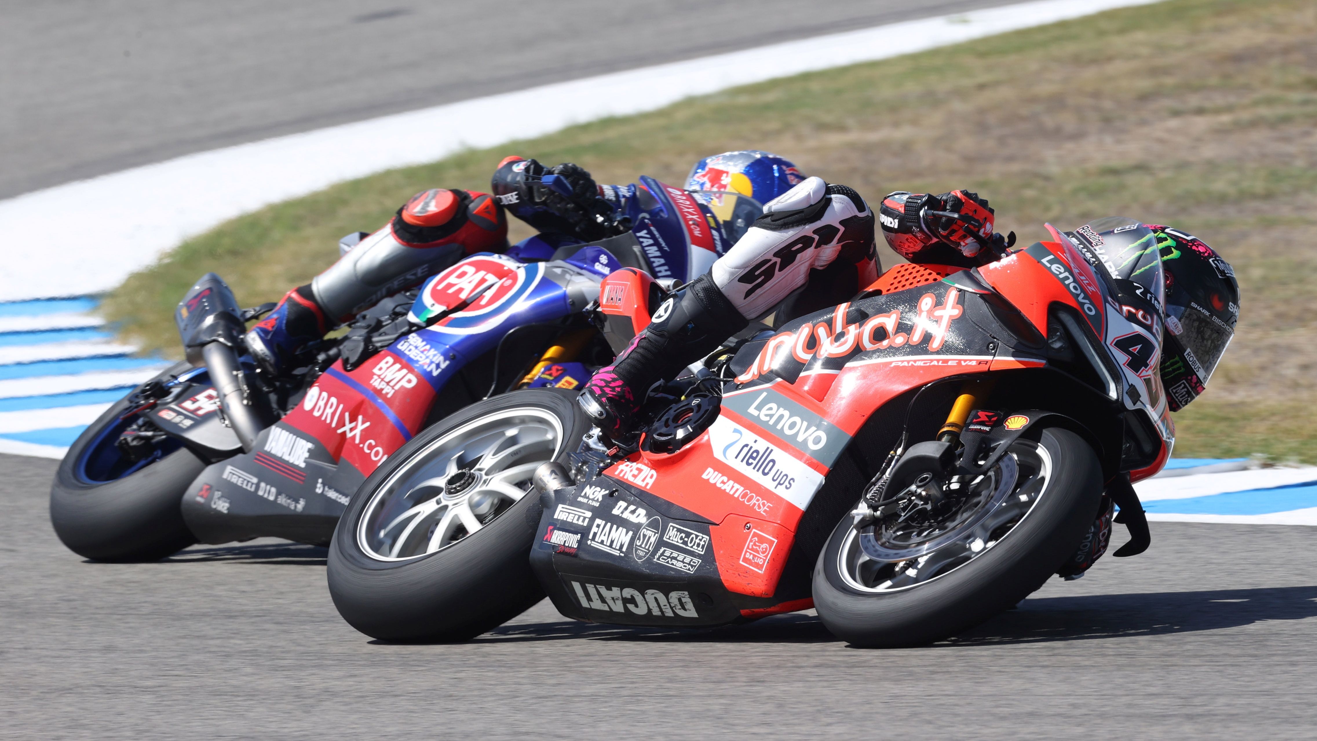 Scott Redding lidera y Toprak Razgatlioglu busca colarse por el interior