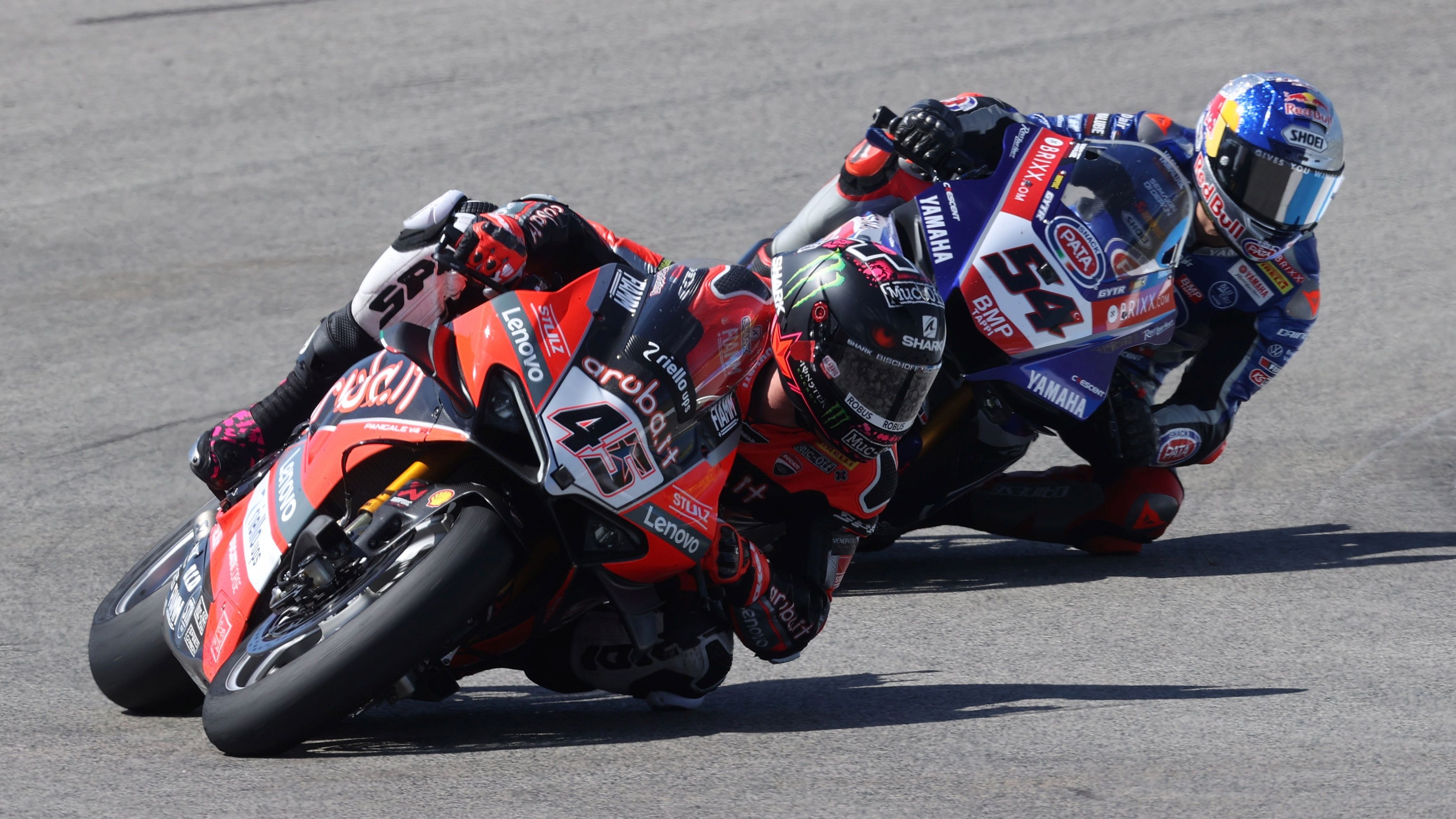 Scott Redding por delante de Toprak Razgatlioglu