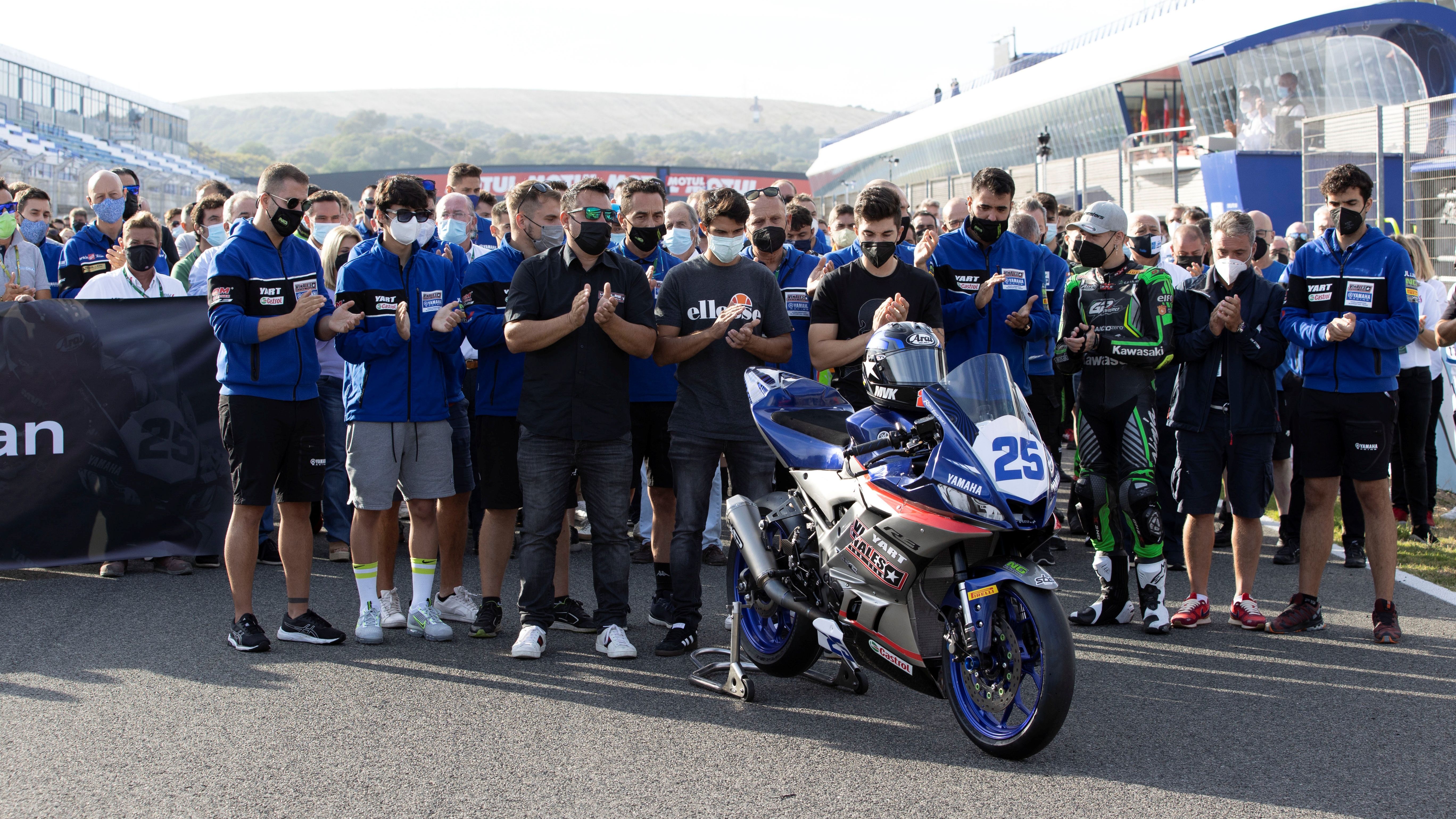 Todo el paddock guardó un minuto de silencio por Dean Berta Viñales