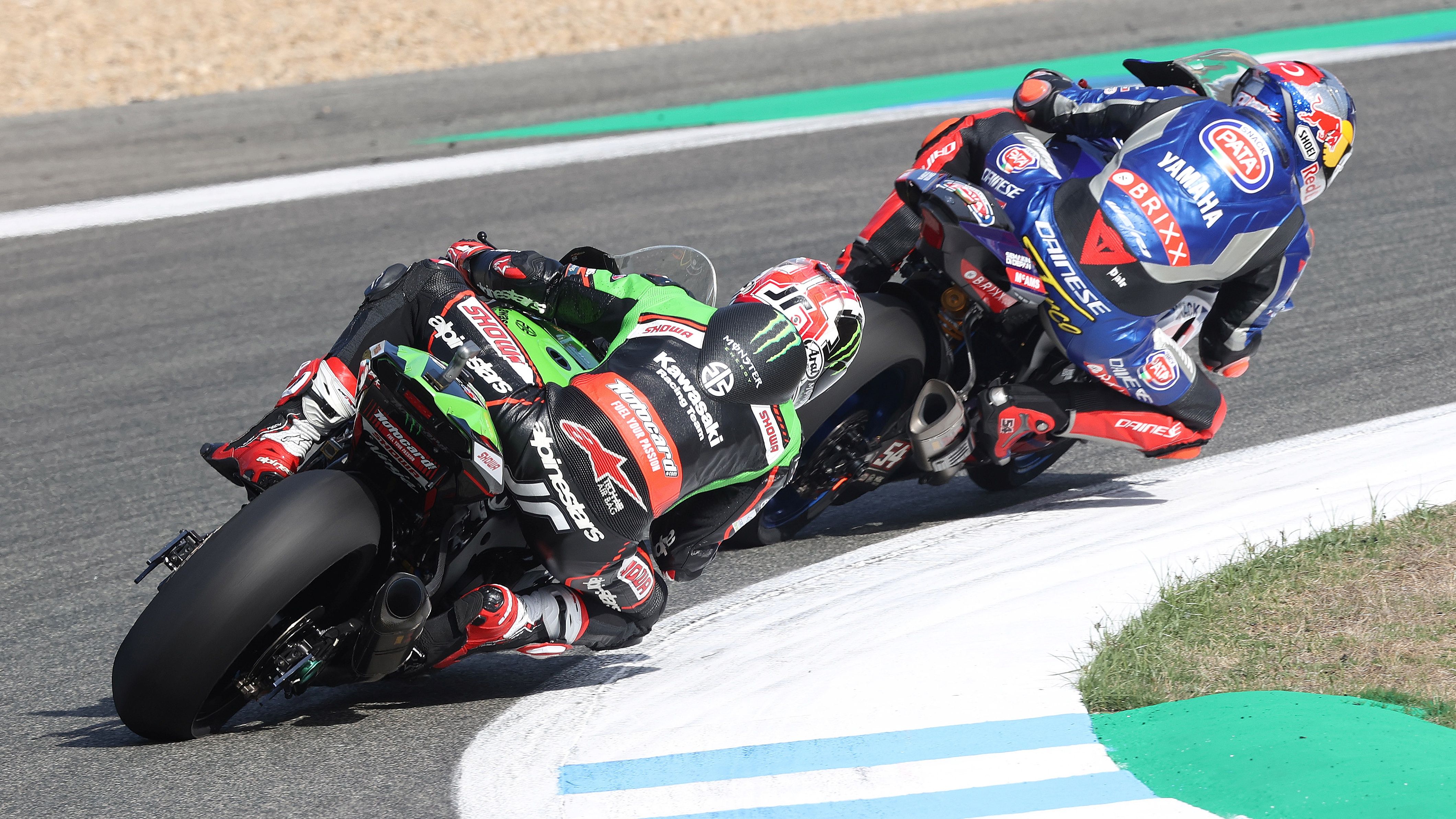 Toprak Razgatlioglu con Jonathan Rea totalmente pegado a su espalda