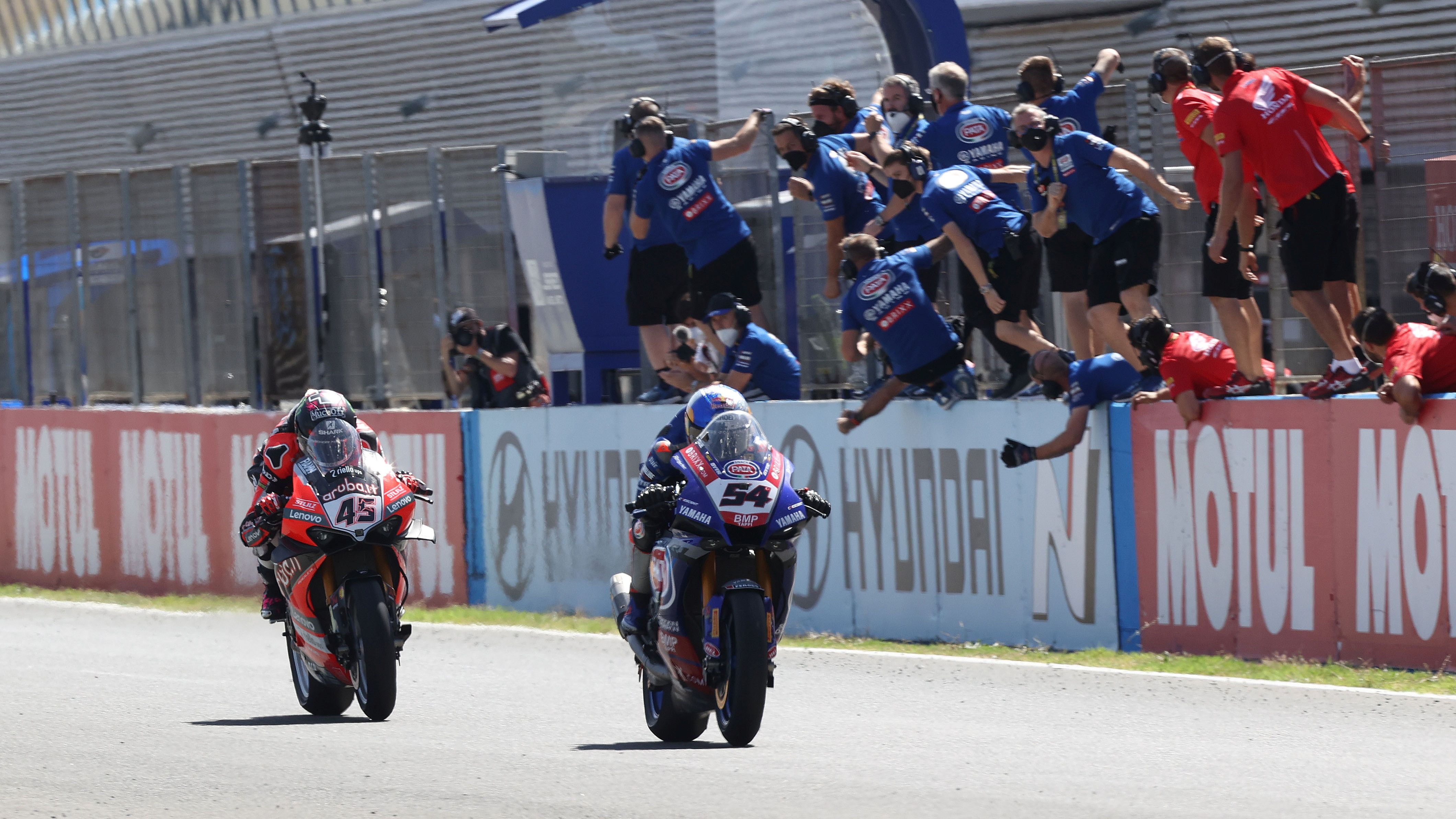 Toprak Razgatlioglu rubrica el doblete en presencia de Scott Redding