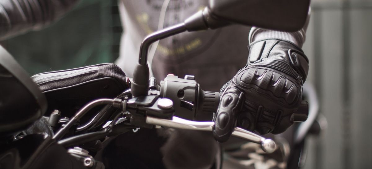 Motorista sujetando uno de los puños de su moto. Fuente: iStock / Volodymyr Kondush