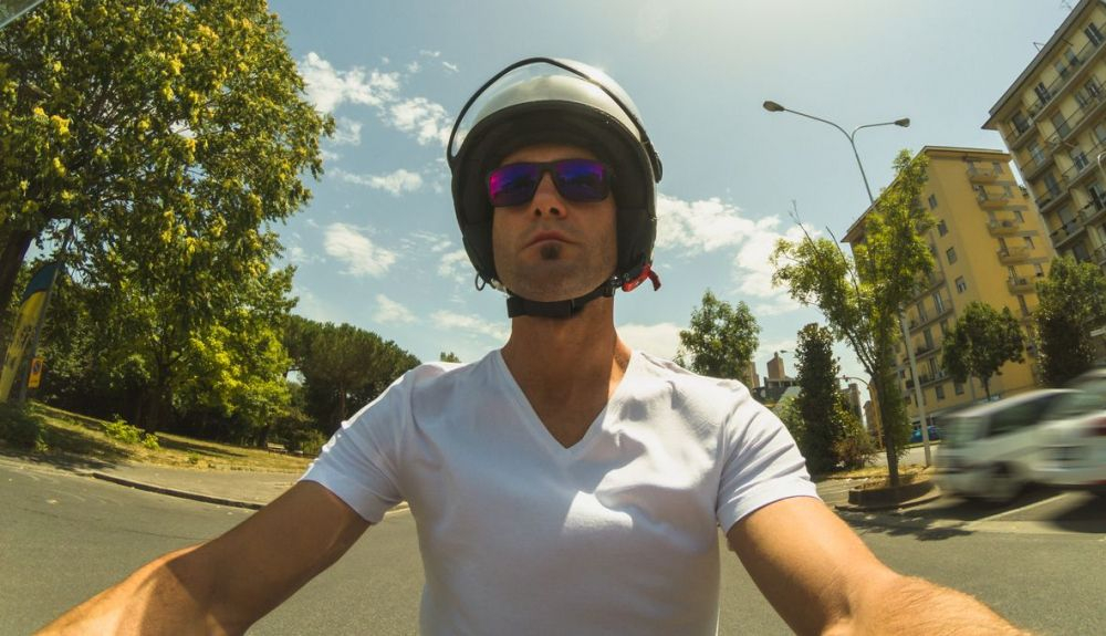 Motorista grabándose. Fuente: iStock/LorenzoPatoia