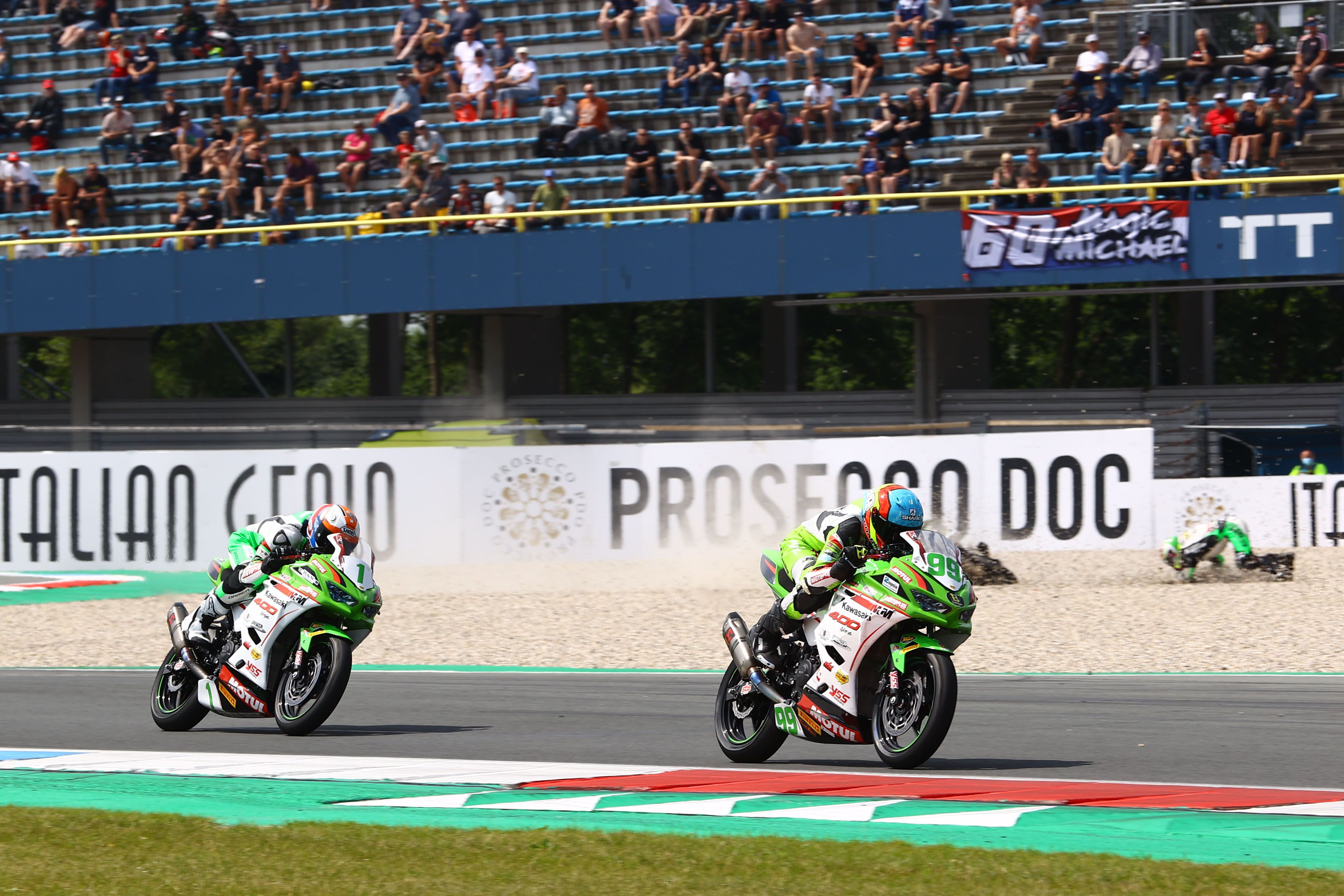 Adrián Huertas y Jeffrey Buis se jugarán el título mundial de Supersport 300 2021