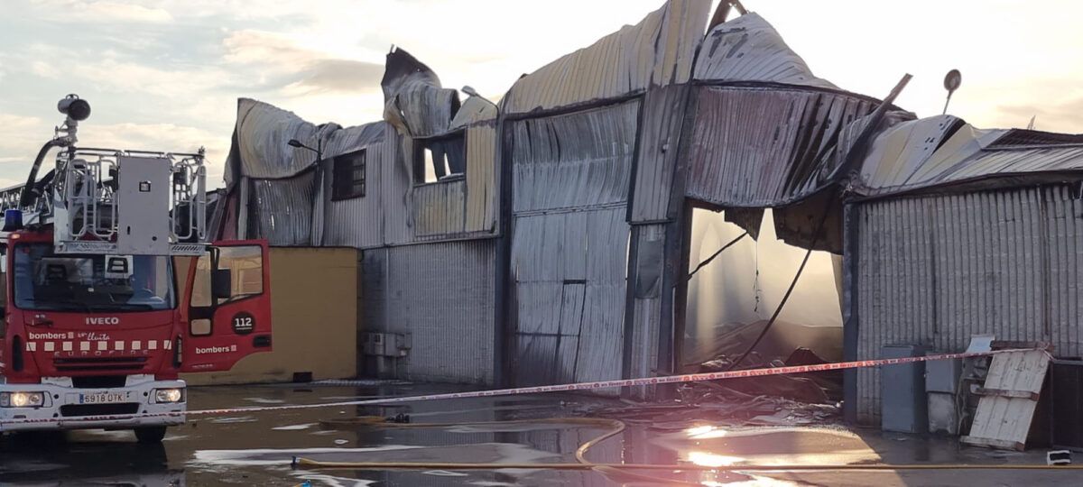 Un incendio arrasa un almacén de Rieju