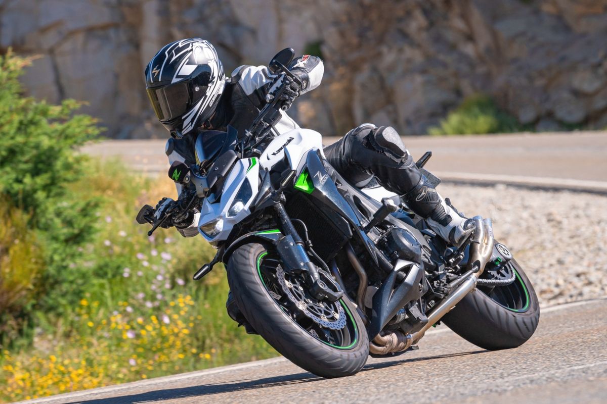 Moto en marcha, desde la que se puede poner el punto muerto. Fuente: iStock / sanse293