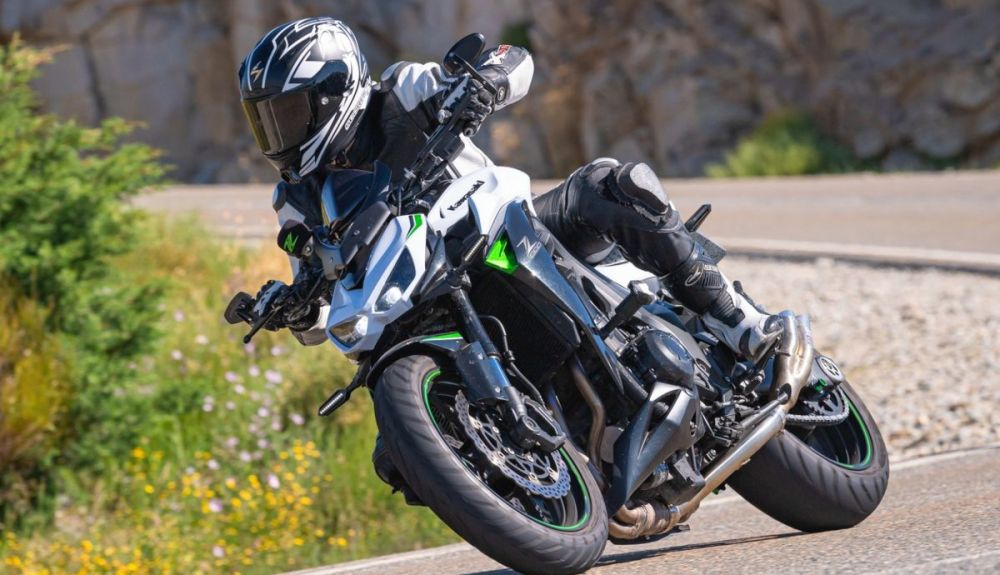 Moto en marcha, desde la que se puede poner el punto muerto. Fuente: iStock / sanse293 Moto en marcha, desde la que se puede poner el punto muerto. Fuente: iStock / sanse293