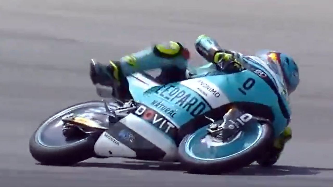 Filip Salac lidera Moto3 y show de Xavi Artigas