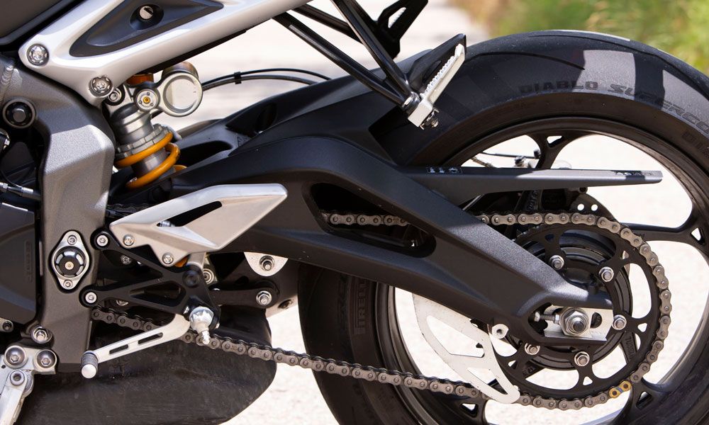 Triumph Street Riple RS: En el tren trasero la versión RS equipa un amortiguador Öhlins que se complementa con otros detalles de equipamiento como un sistema completo de frenos Brembo.