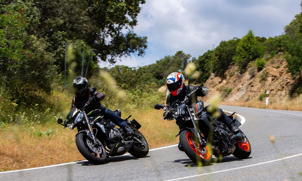 Triumph Street Triple RS vs Yamaha MT-09