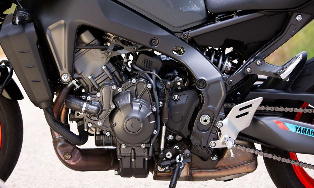 Yamaha MT-09: La mayor cilindrada del motor Yamaha se hace notar, con un propulsor más lleno de medios.