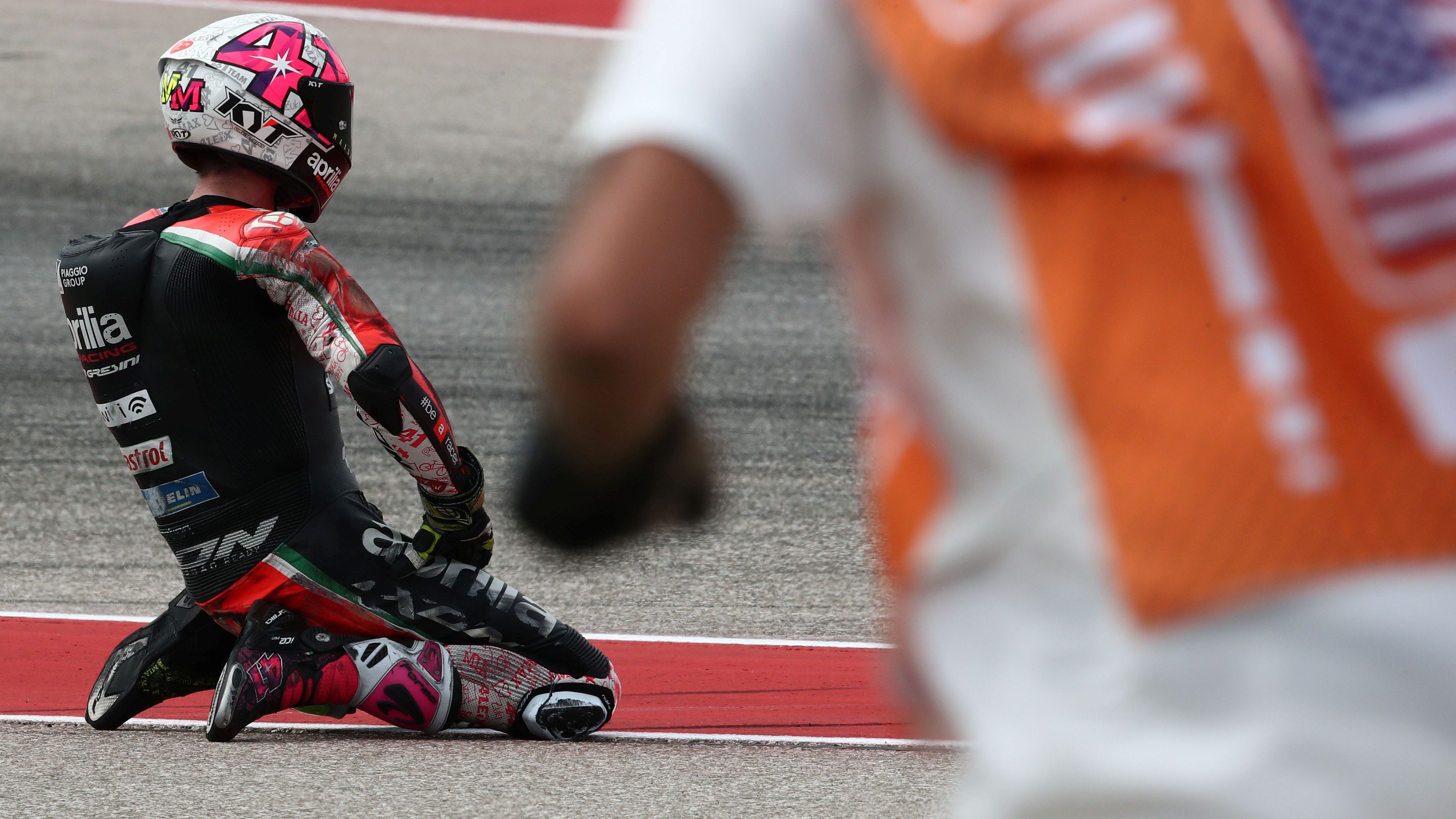 Aleix Espargaró se cayó en carrera tras caerse cuatro veces en entrenamientos