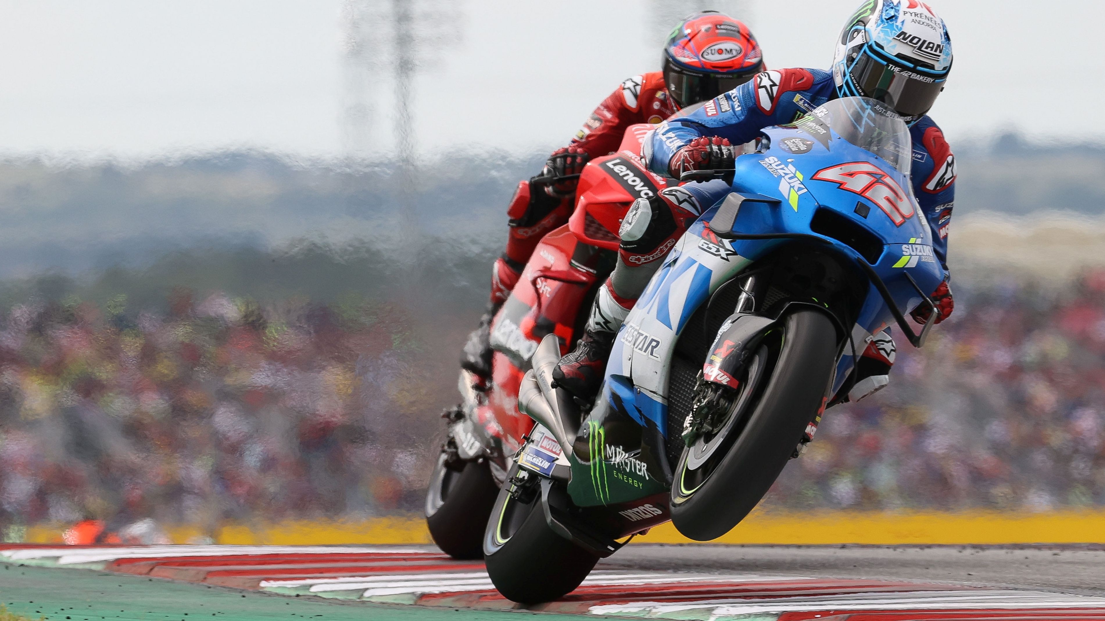 Álex Rins con Pecco Bagnaia totalmente pegado