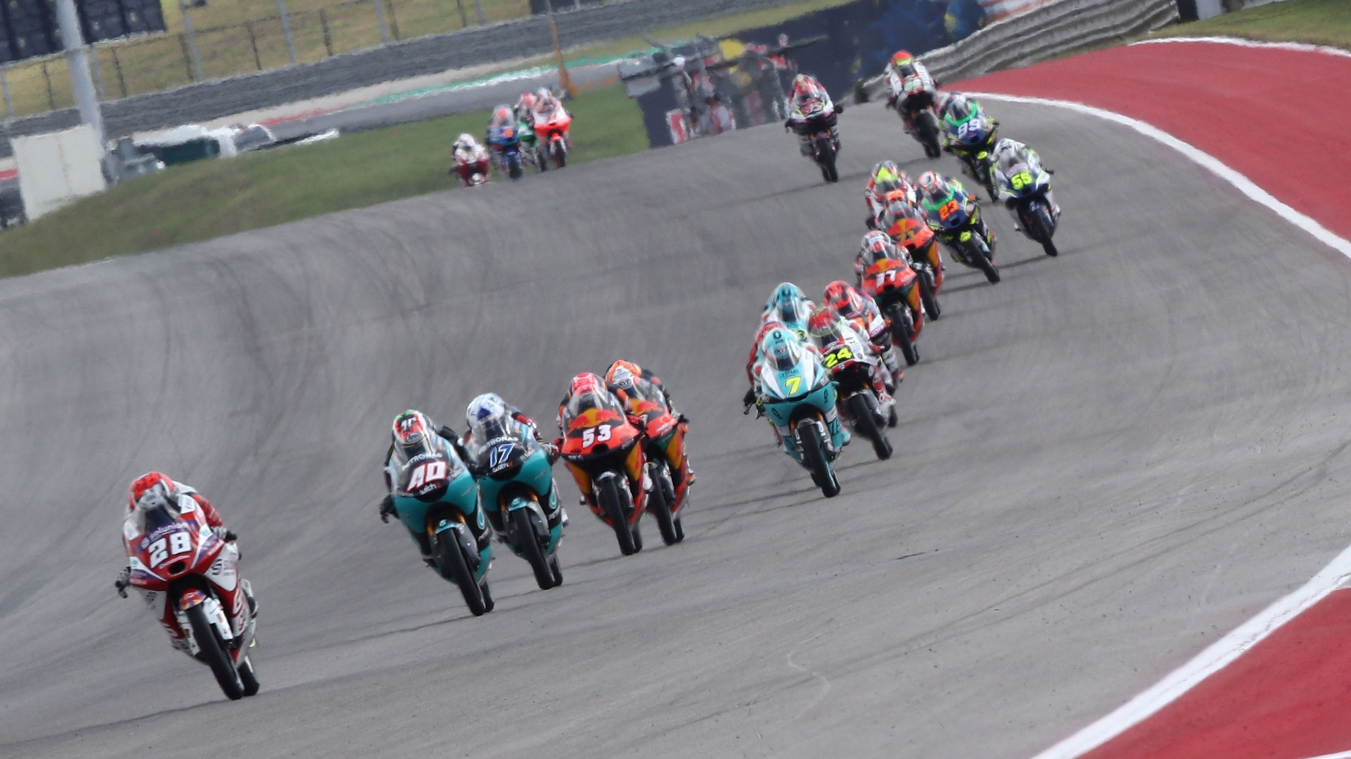 Izan Guevara comanda el estiradísimo grupo en la recta de Moto3