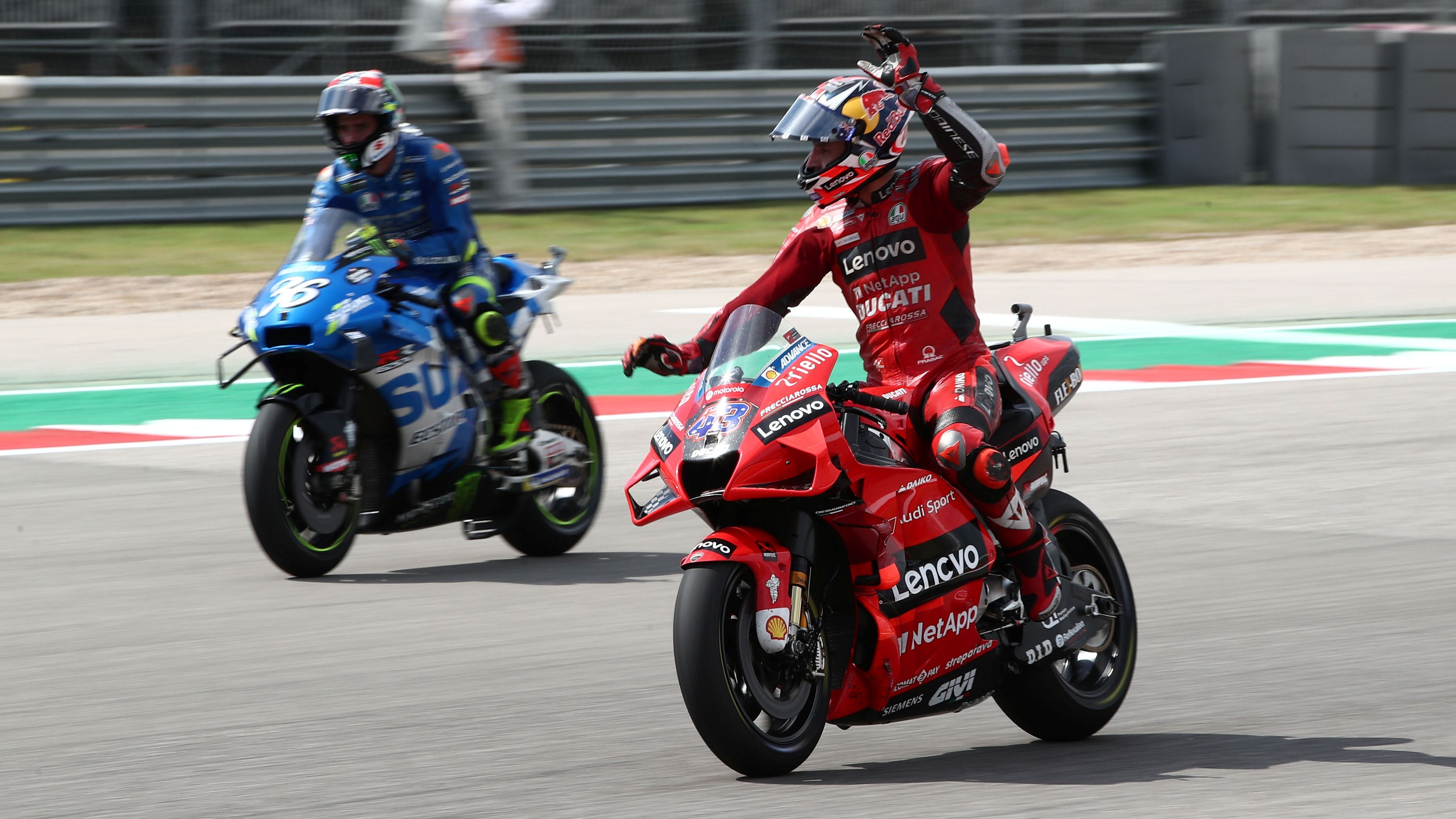 Jack Miller recrimina algo a Joan Mir al término de la carrera