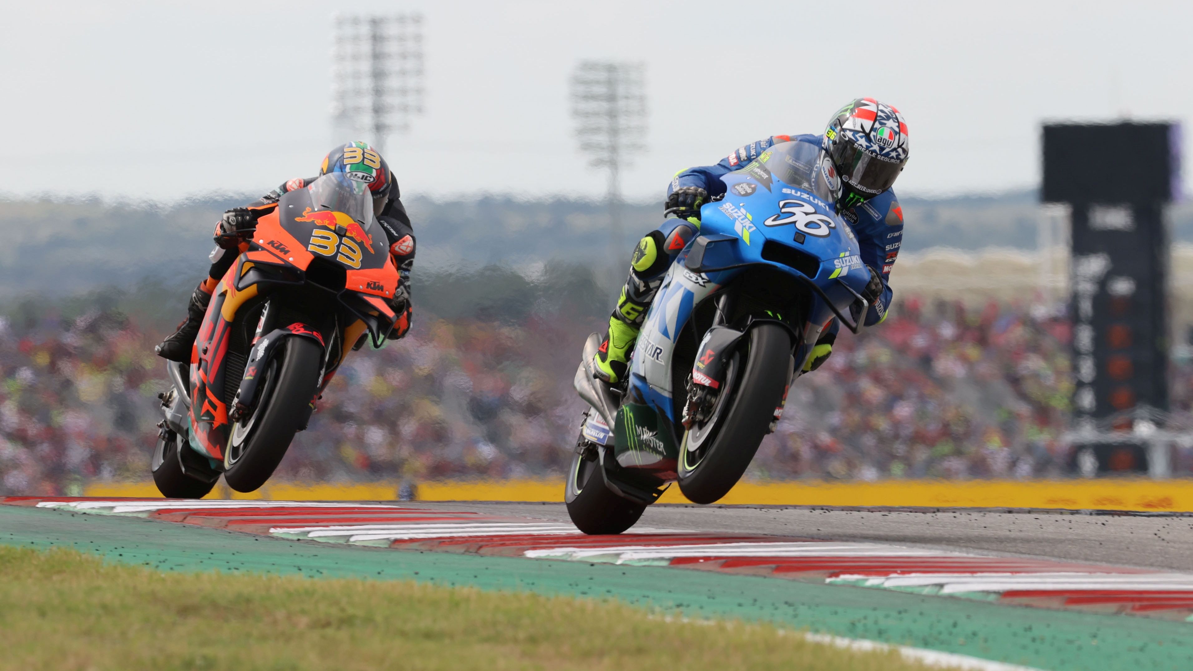 Joan Mir con la rueda en el aire seguido por Brad Binder