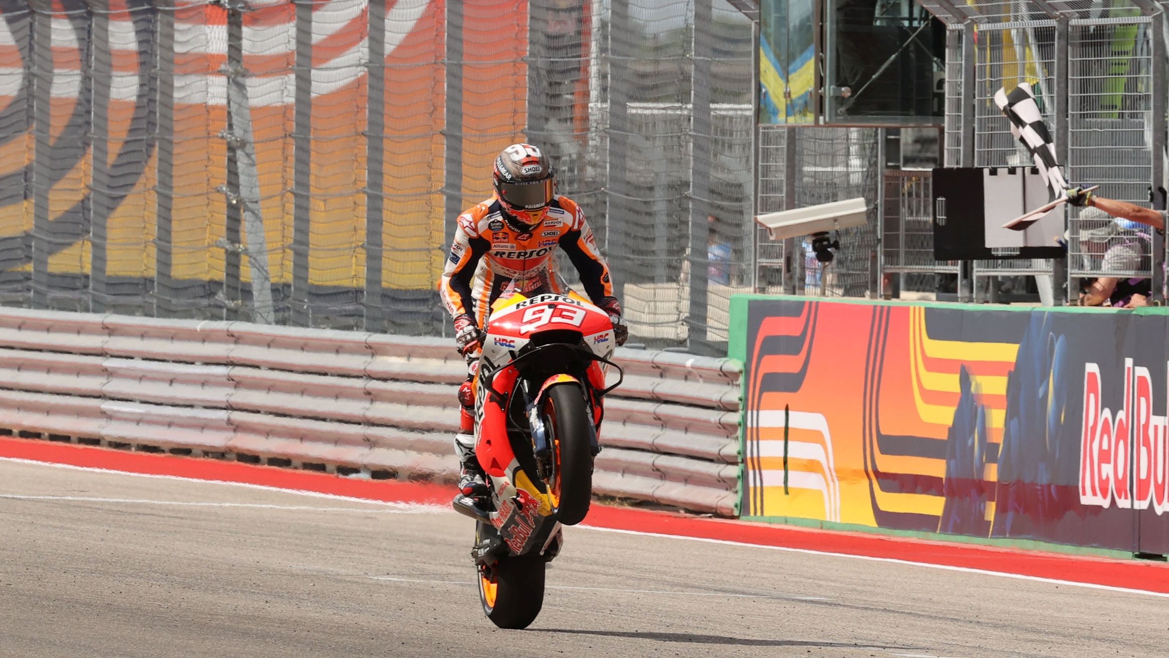 Marc Márquez cruza la bandera a cuadros tras dominar de inicio a fin