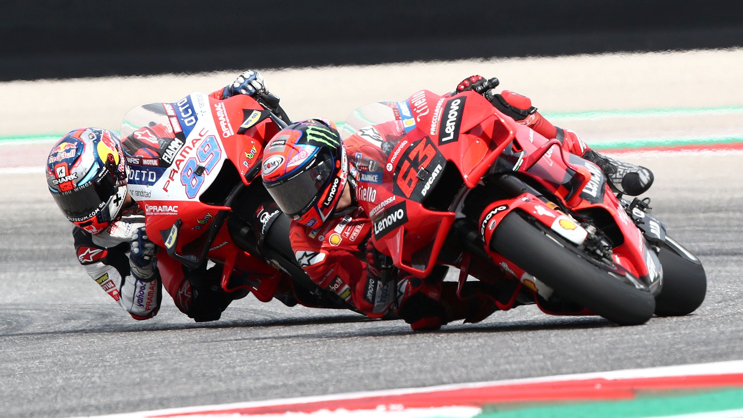 Pecco Bagnaia seguido de cerca por Jorge Martín