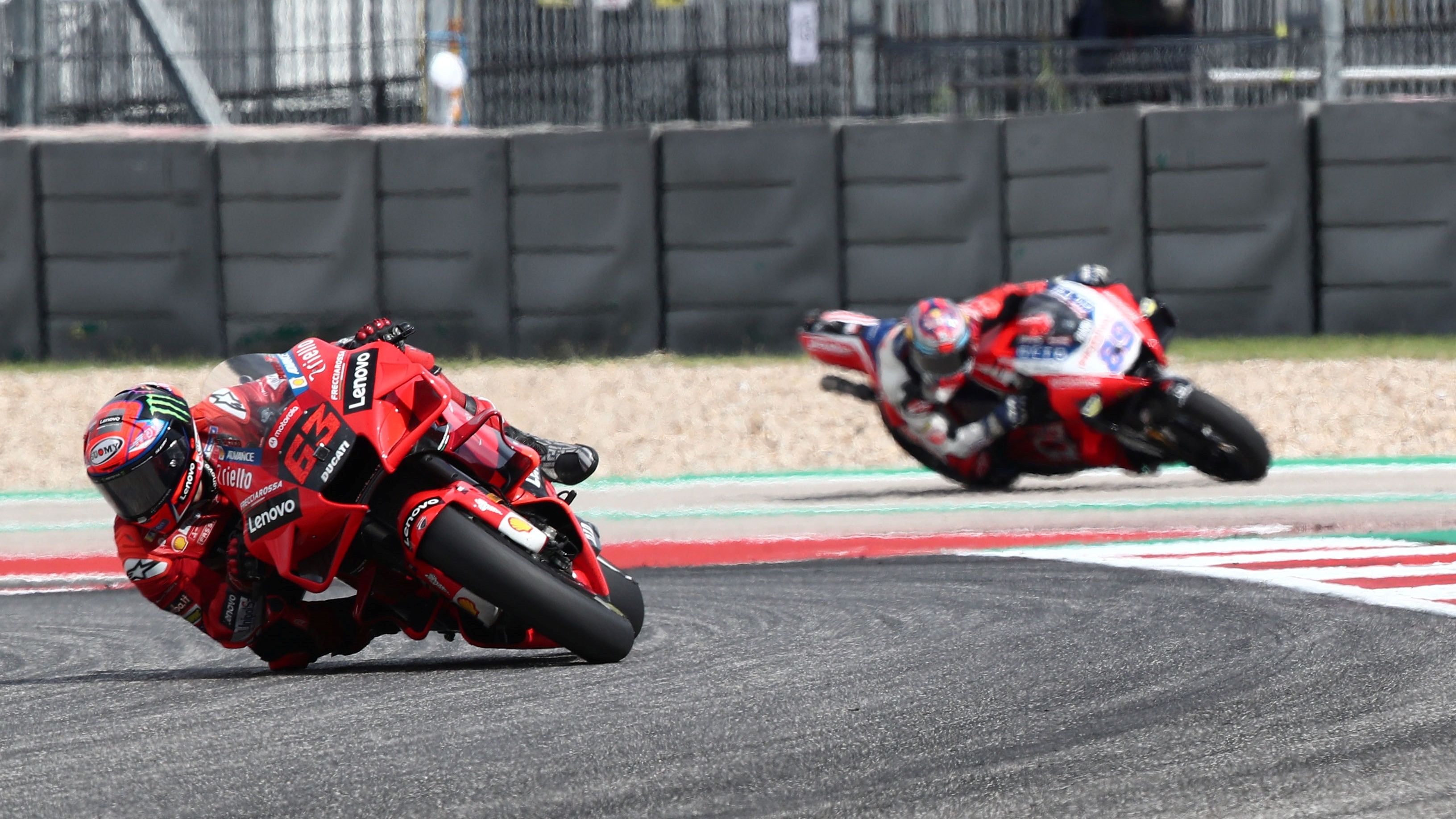 Pecco Bagnaia supera a Jorge Martín mientras hace la long lap penalty