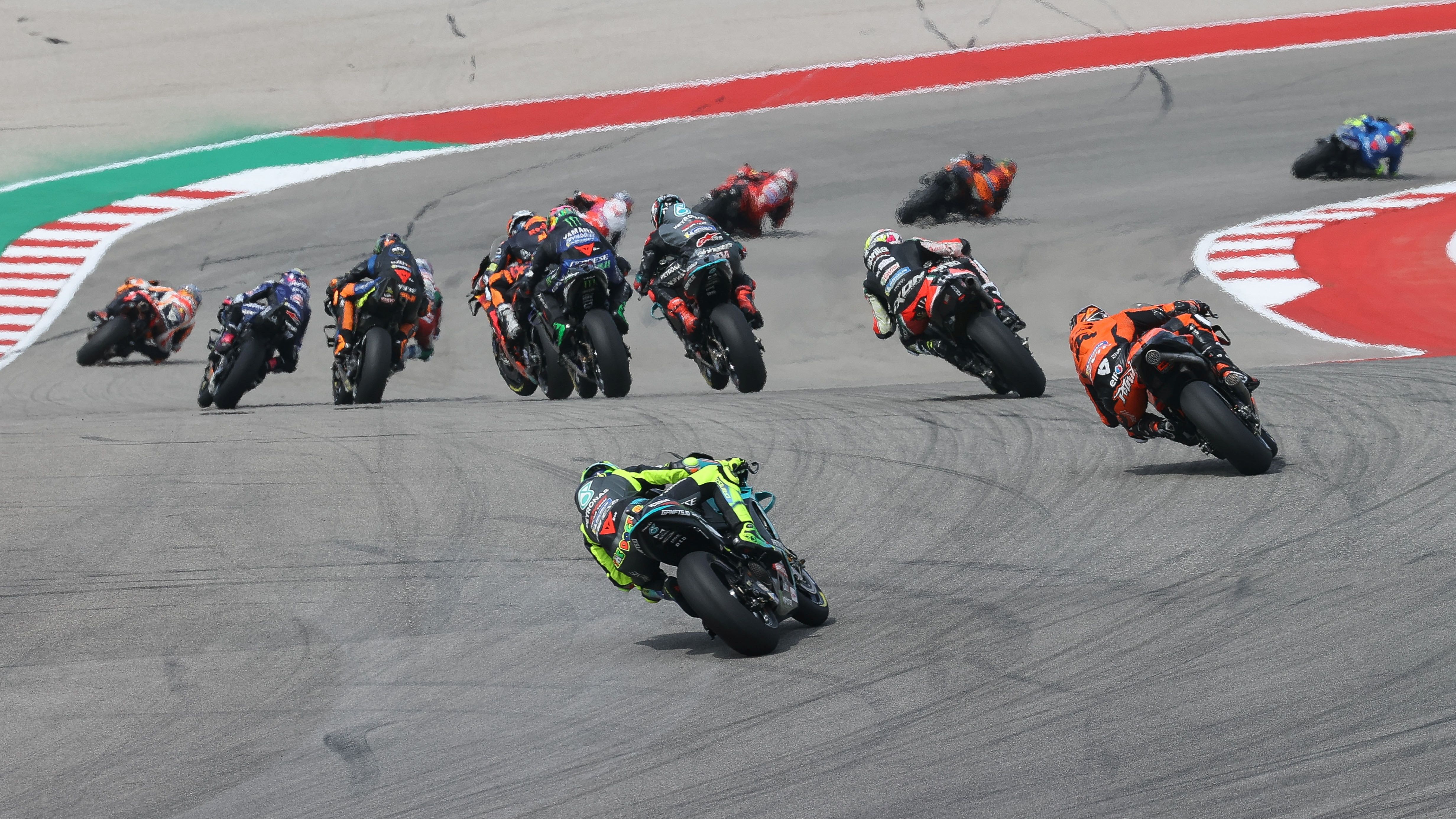 Valentino Rossi cierra el pelotón en los primeros compases de carrera