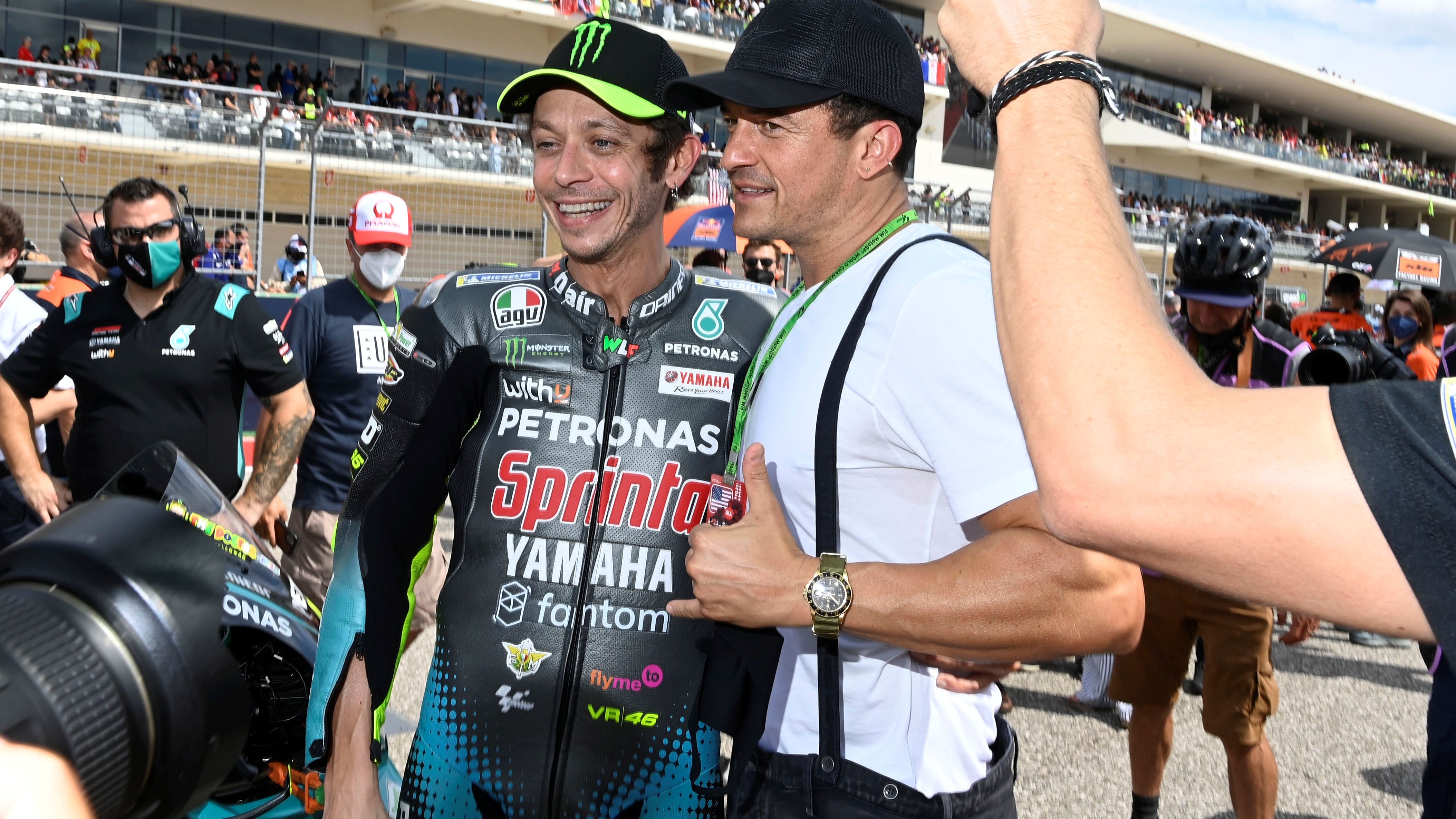 Valentino Rossi con Orlando Bloom antes de la carrera