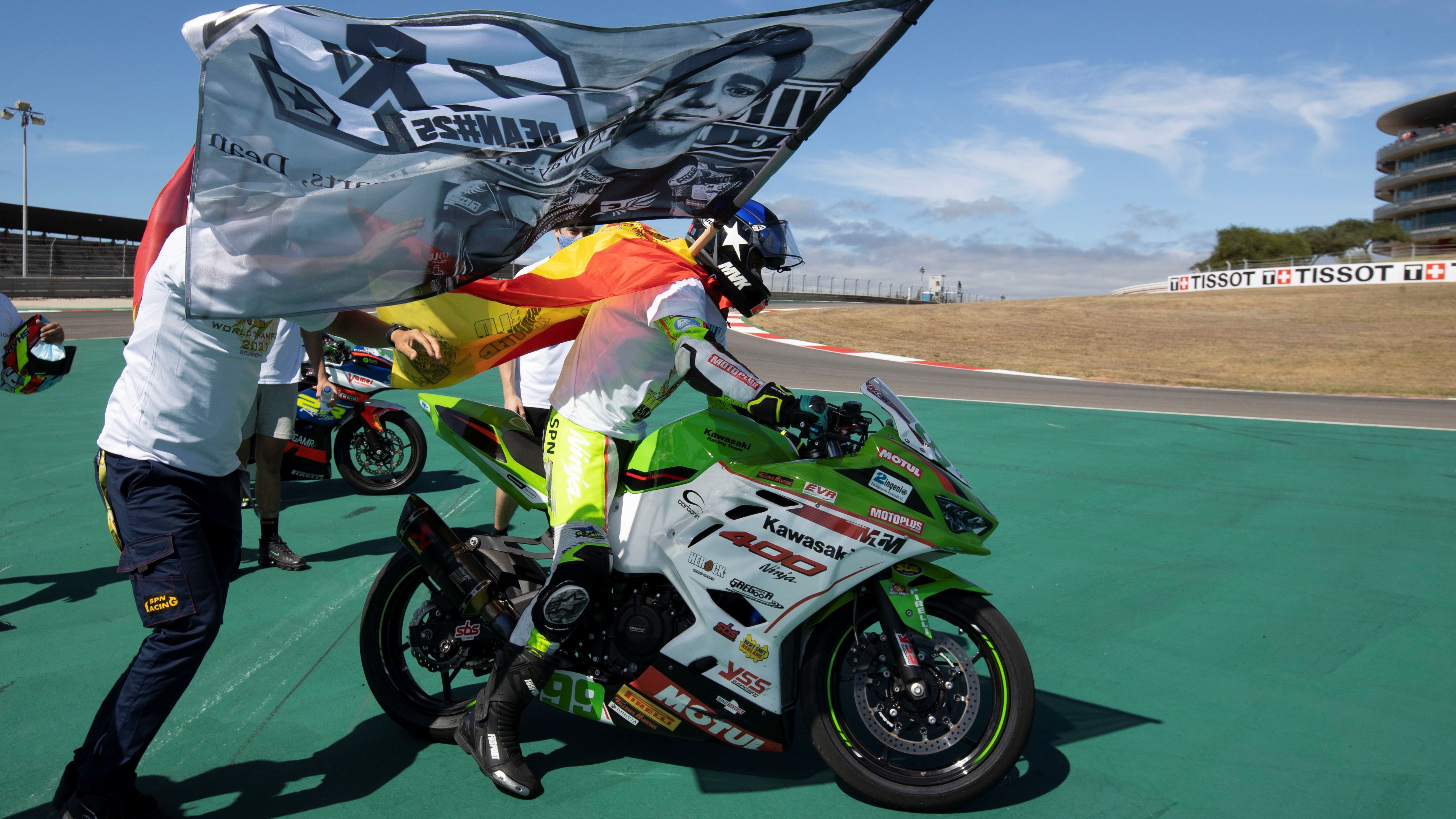 Adrián Huertas festeja su título con un homenaje a Dean Berta Viñales