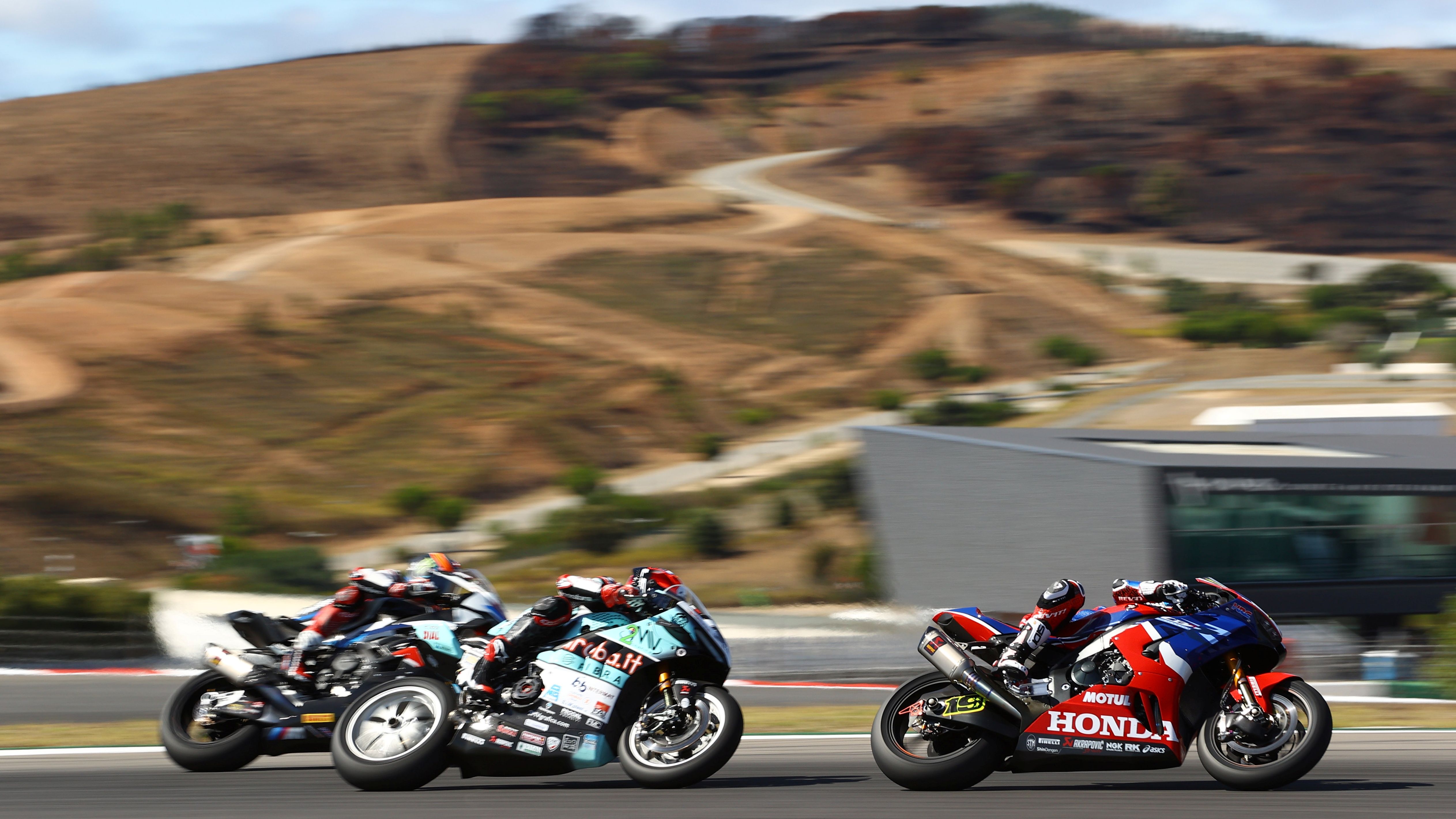 Álvaro Bautista delante de Loris Baz y Michael van der Mark